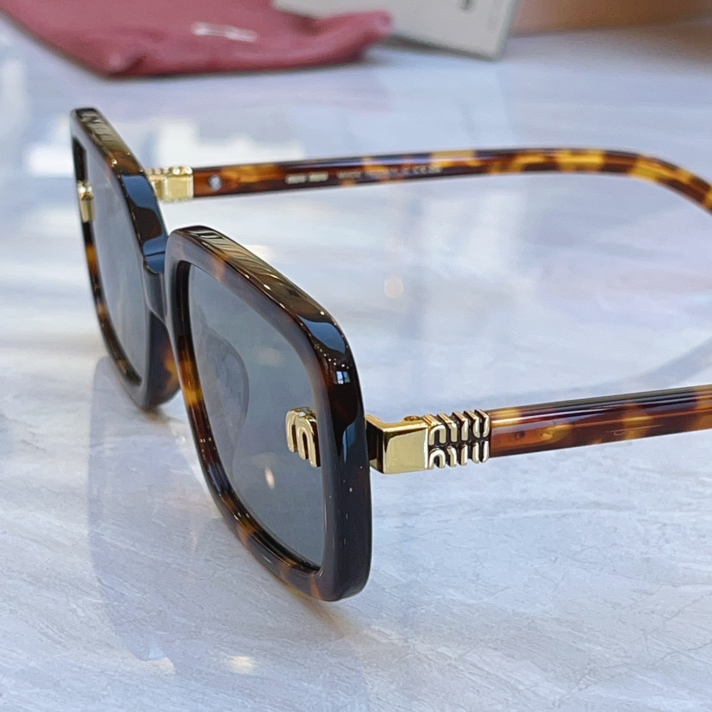 ，【MIUMI*】缪*缪新款太阳镜，Mod: MU 155AV，SIZE:59口20-143