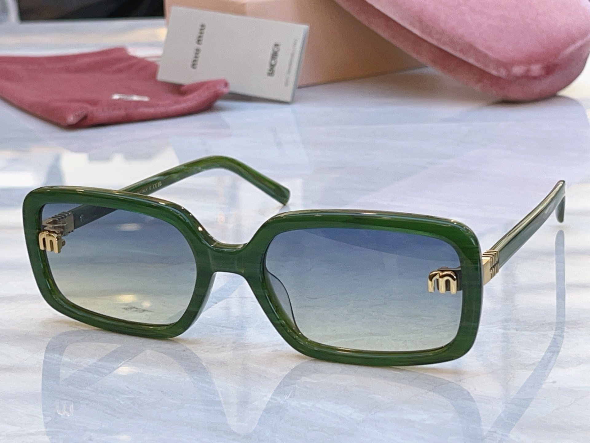 ，【MIUMI*】缪*缪新款太阳镜，Mod: MU 155AV，SIZE:59口20-143