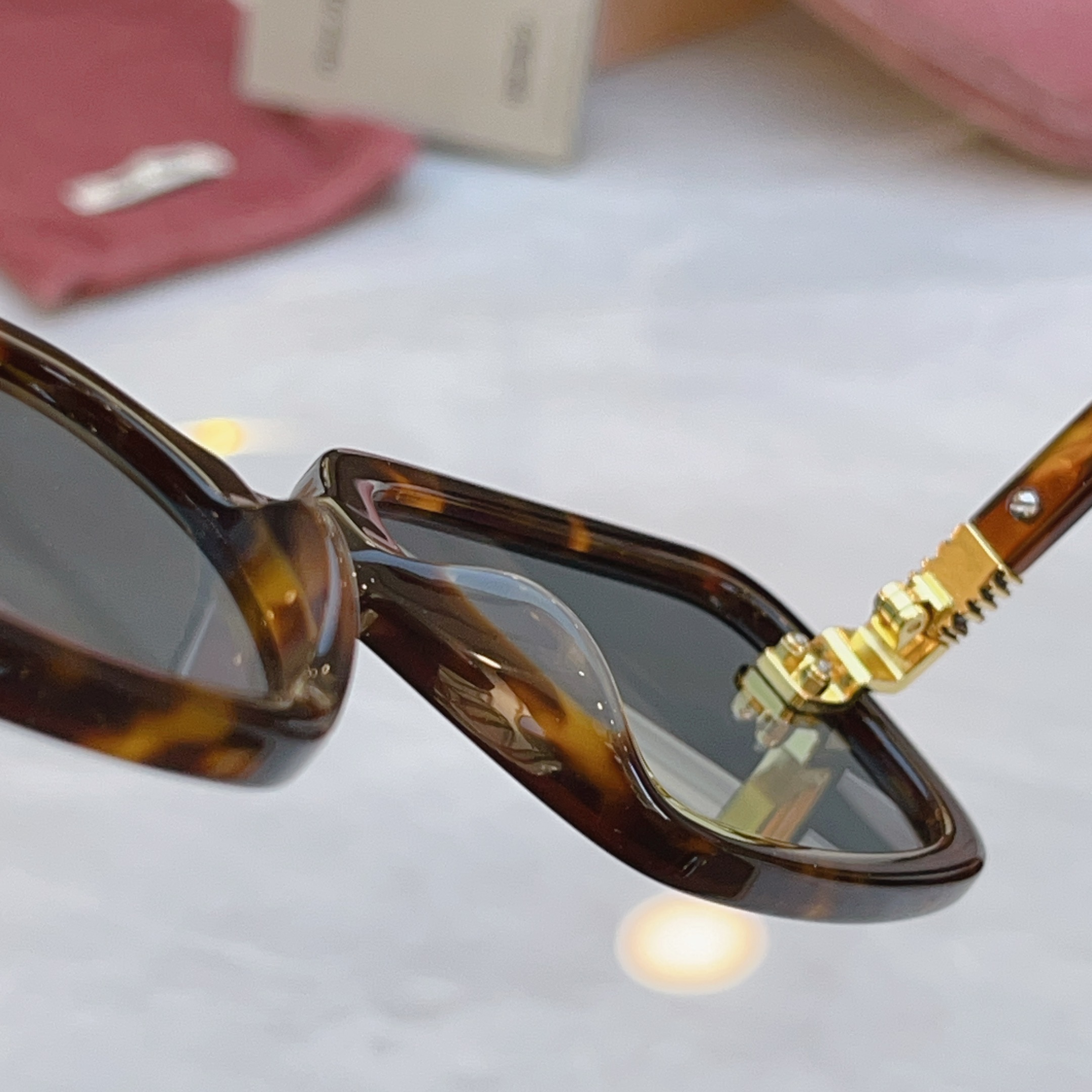 ，【MIUMI*】缪*缪新款太阳镜，Mod: MU 155AV，SIZE:59口20-143