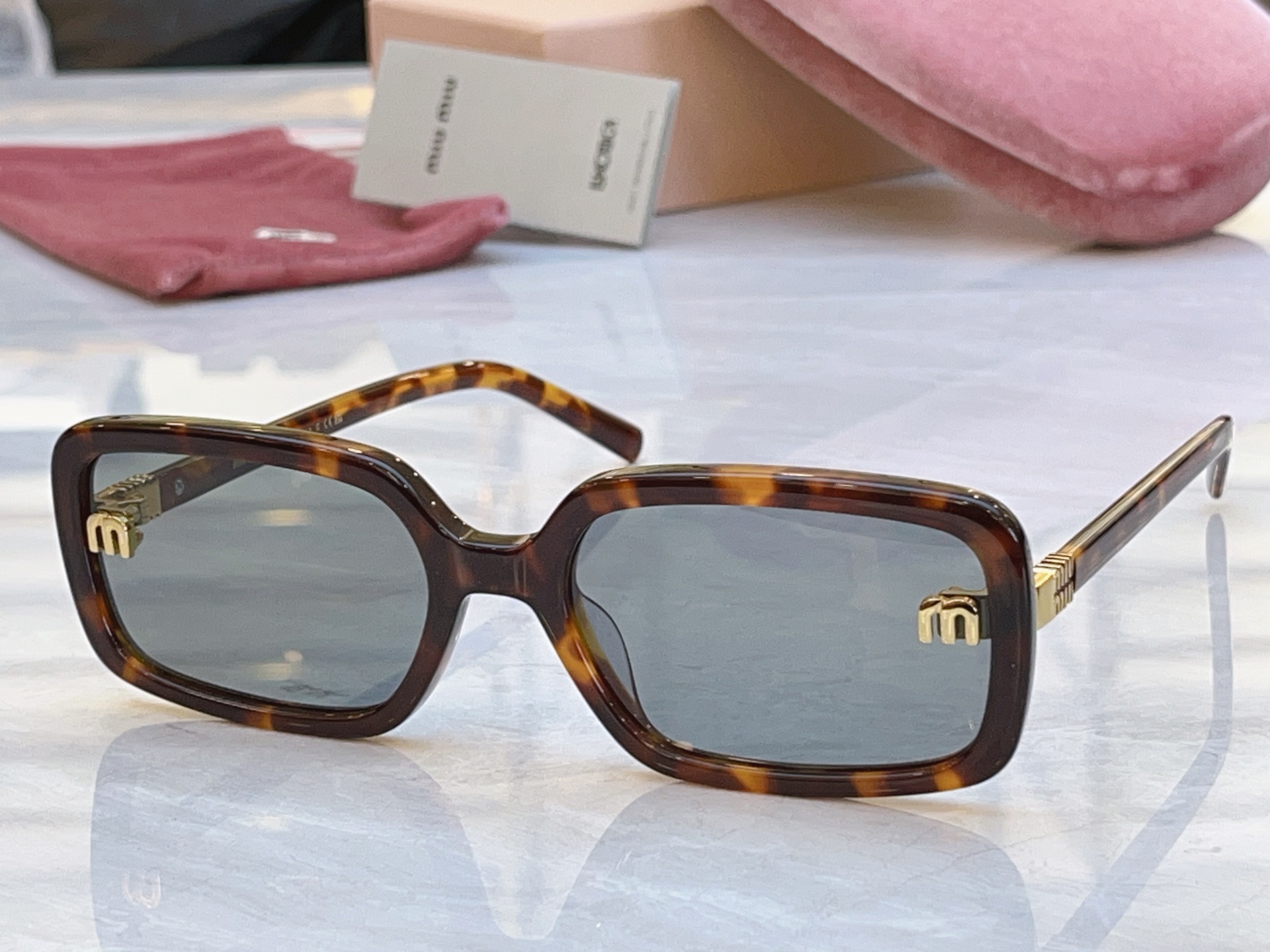 ，【MIUMI*】缪*缪新款太阳镜，Mod: MU 155AV，SIZE:59口20-143