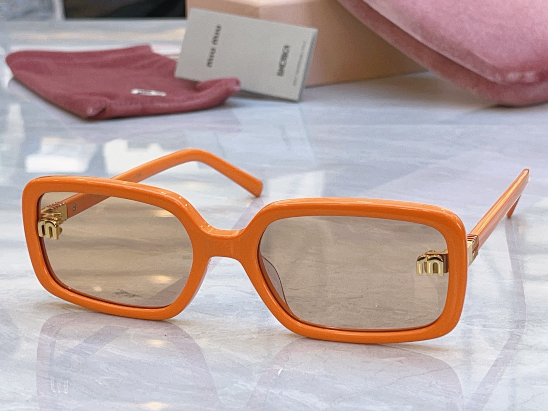 ，【MIUMI*】缪*缪新款太阳镜，Mod: MU 155AV，SIZE:59口20-143