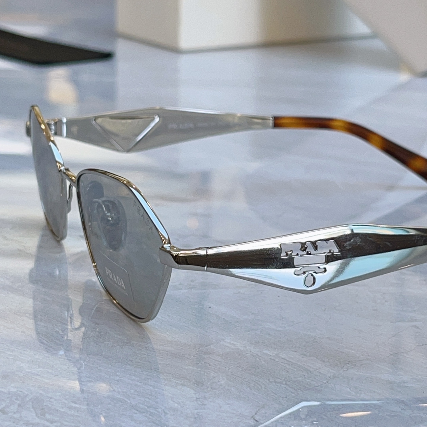 ，【PRAD*】普拉*达新款太阳镜🕶️，MODEL：PR D50S，SIZE：67口16-140