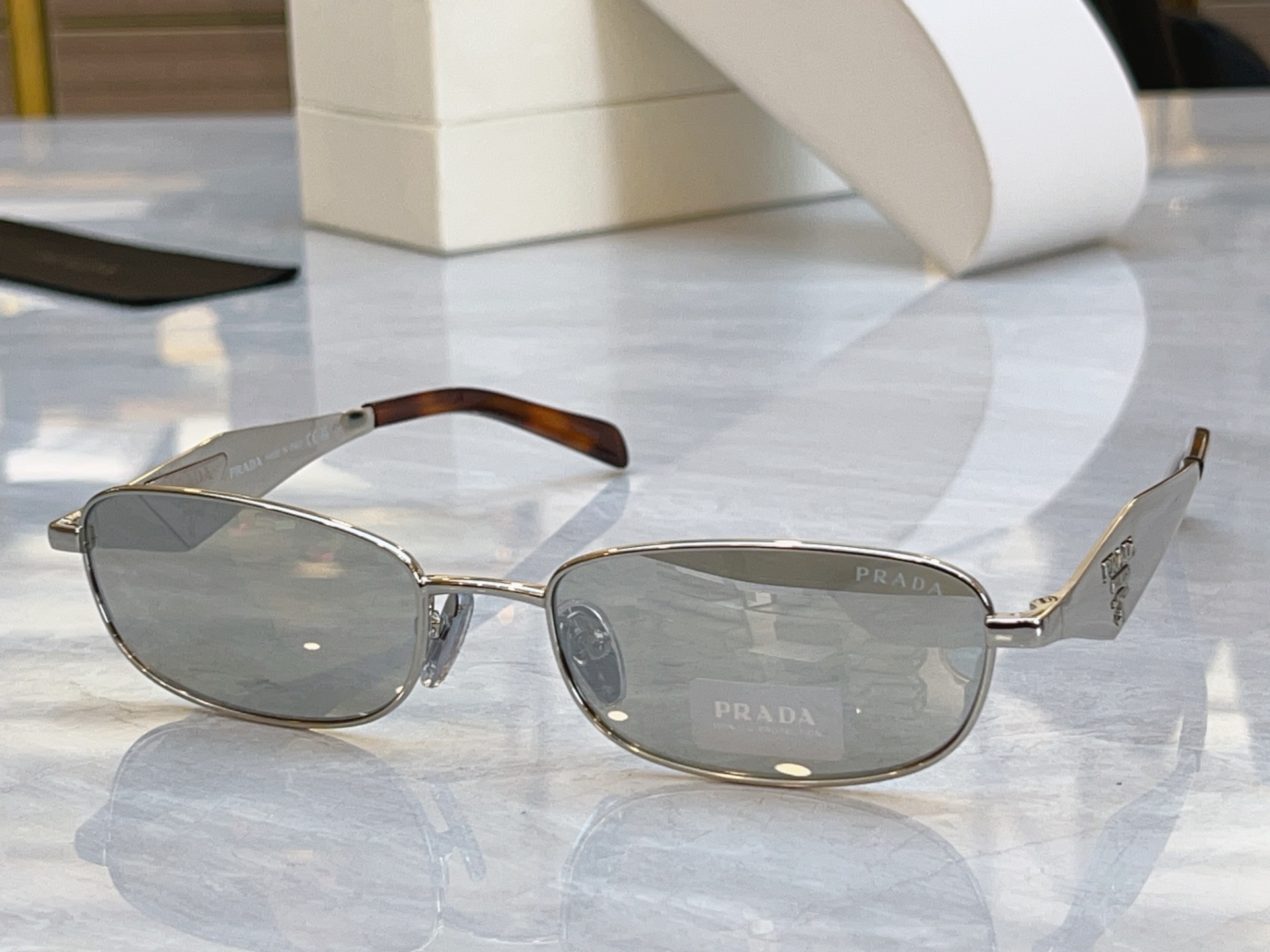 ，【PRAD*】普拉*达新款太阳镜🕶️，MODEL：PR D51S，SIZE：55口18-140