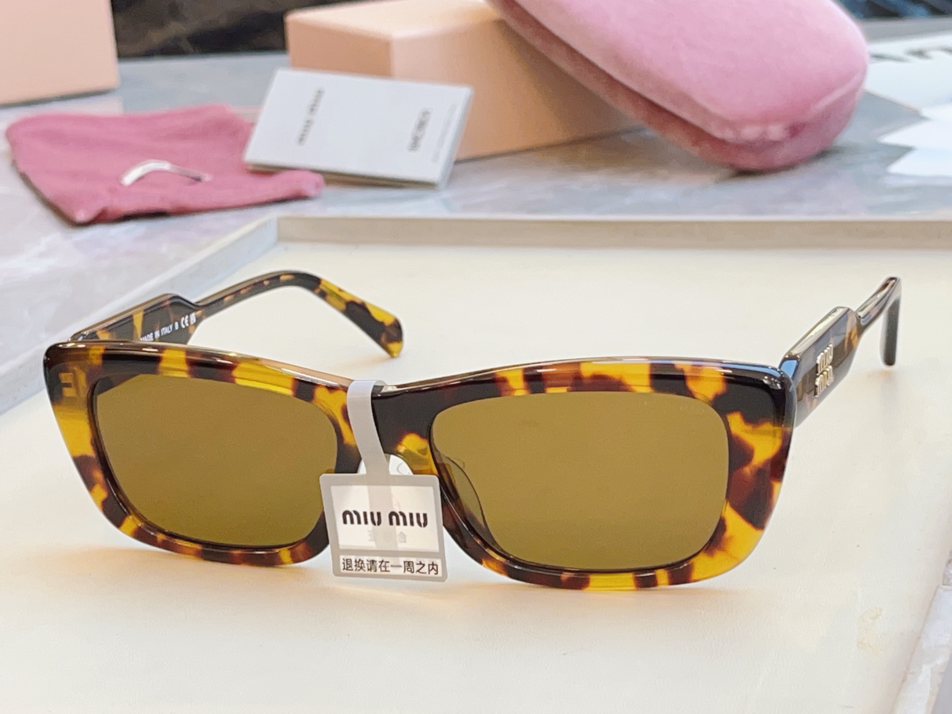 ，【MIUMI*】缪*缪新款太阳镜，Mod: MU B12S-F，SIZE:56口18-140