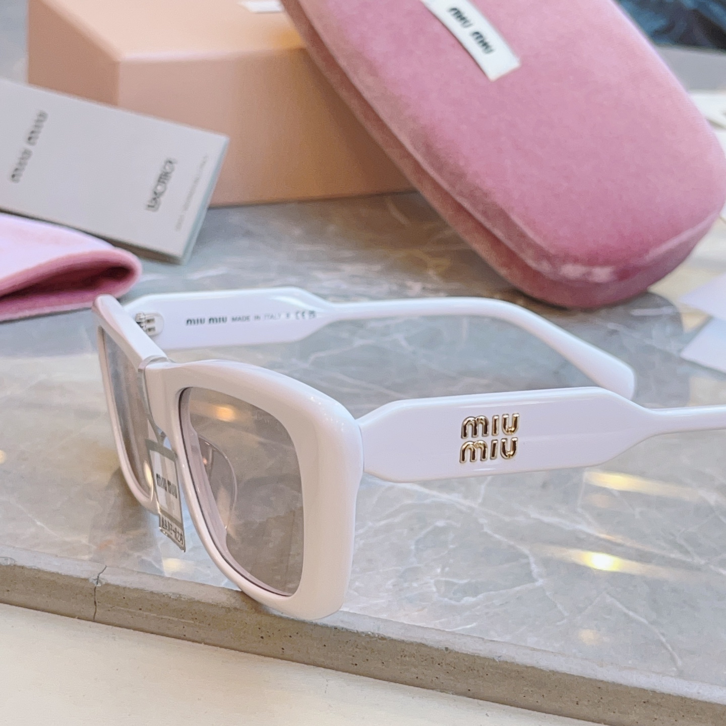 ，【MIUMI*】缪*缪新款太阳镜，Mod: MU B12S-F，SIZE:56口18-140