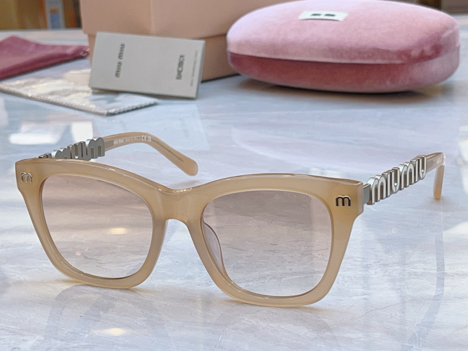 ，【MIUMI*】缪*缪新款太阳镜，Mod: SMU 085Z，SIZE:51口20-135