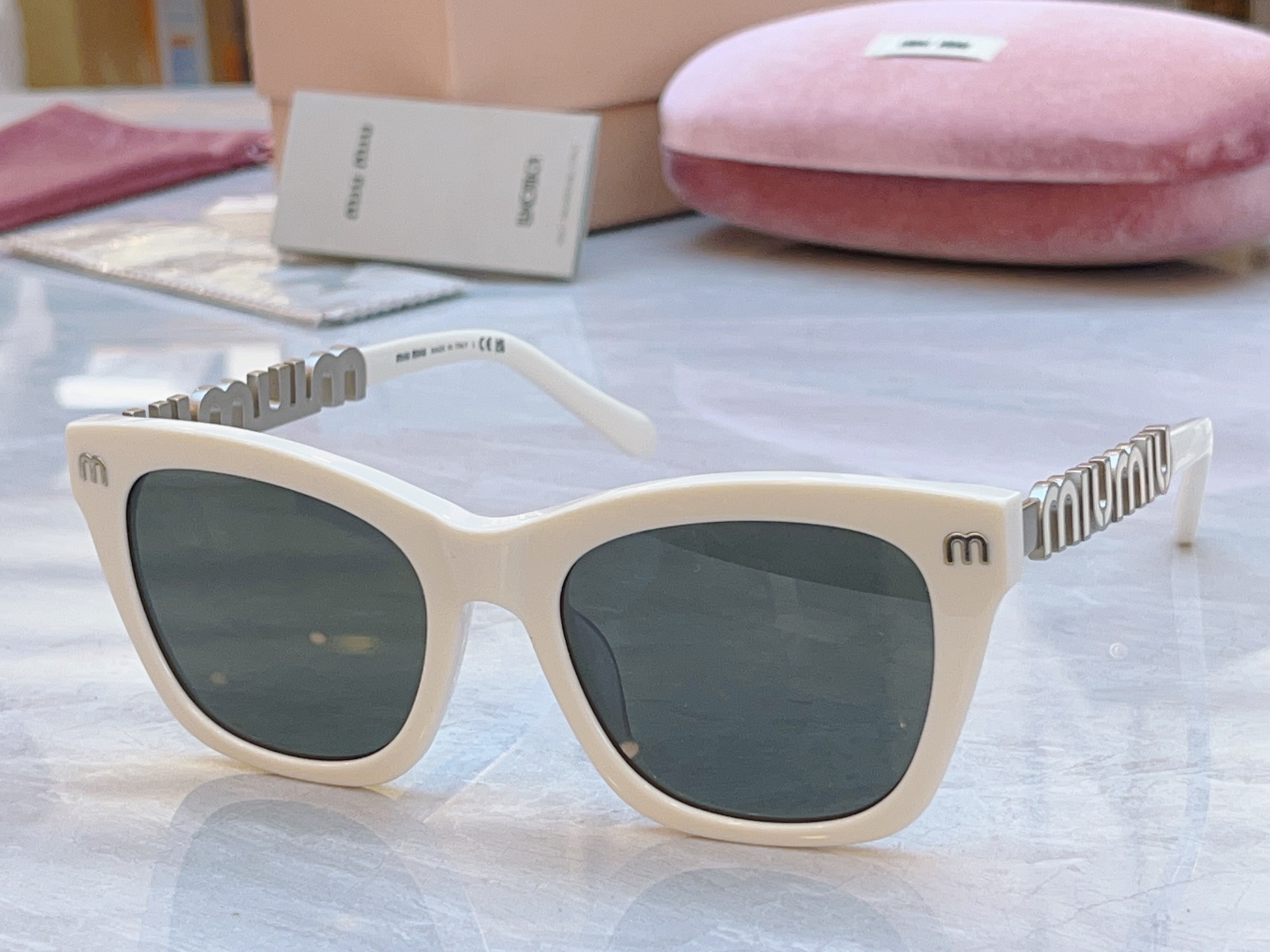 ，【MIUMI*】缪*缪新款太阳镜，Mod: SMU 085Z，SIZE:51口20-135