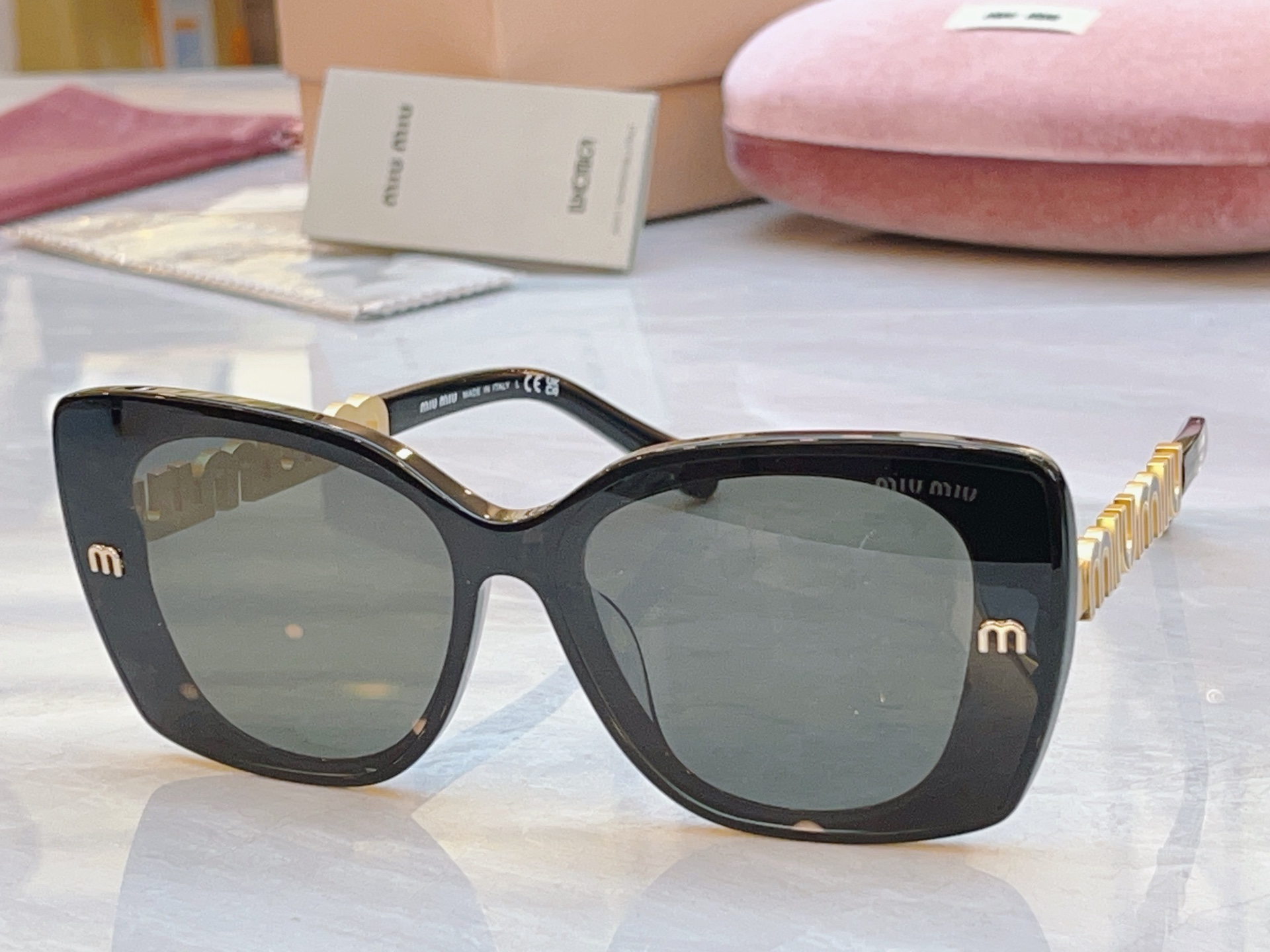 ，【MIUMI*】缪*缪新款太阳镜，Mod: SMU 086Z，SIZE:51口19-135