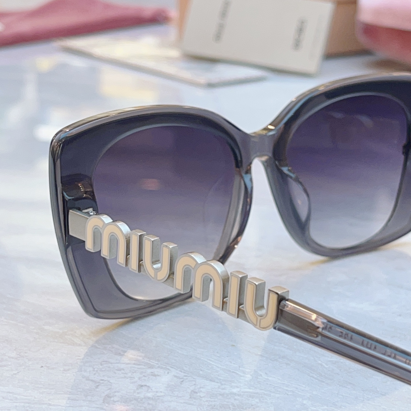 ，【MIUMI*】缪*缪新款太阳镜，Mod: SMU 086Z，SIZE:51口19-135