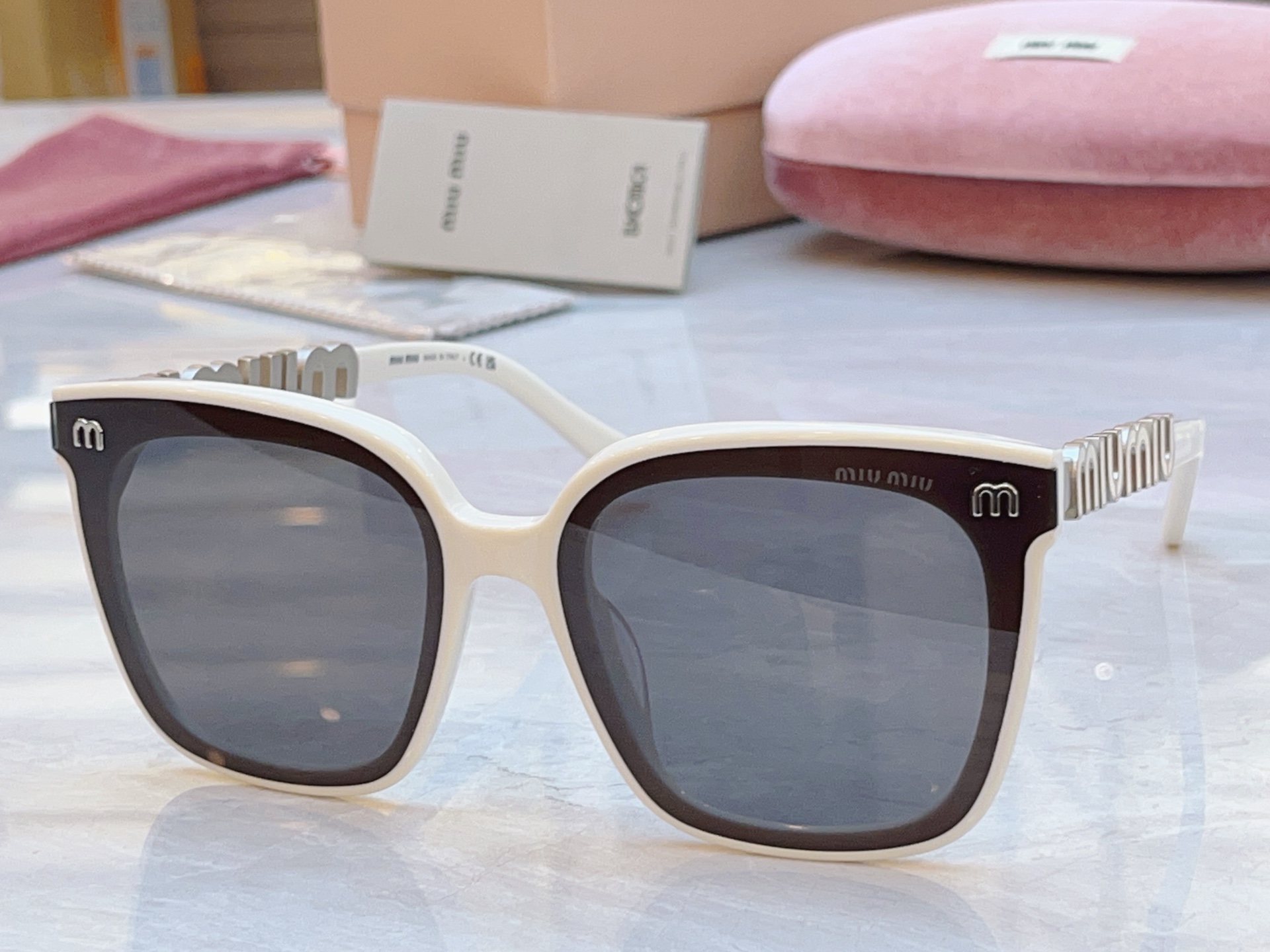 ，【MIUMI*】缪*缪新款太阳镜，Mod: SMU 086Z，SIZE:53口24-135
