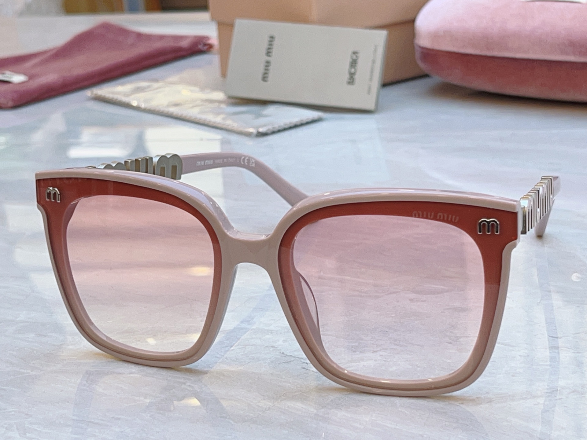 ，【MIUMI*】缪*缪新款太阳镜，Mod: SMU 086Z，SIZE:53口24-135