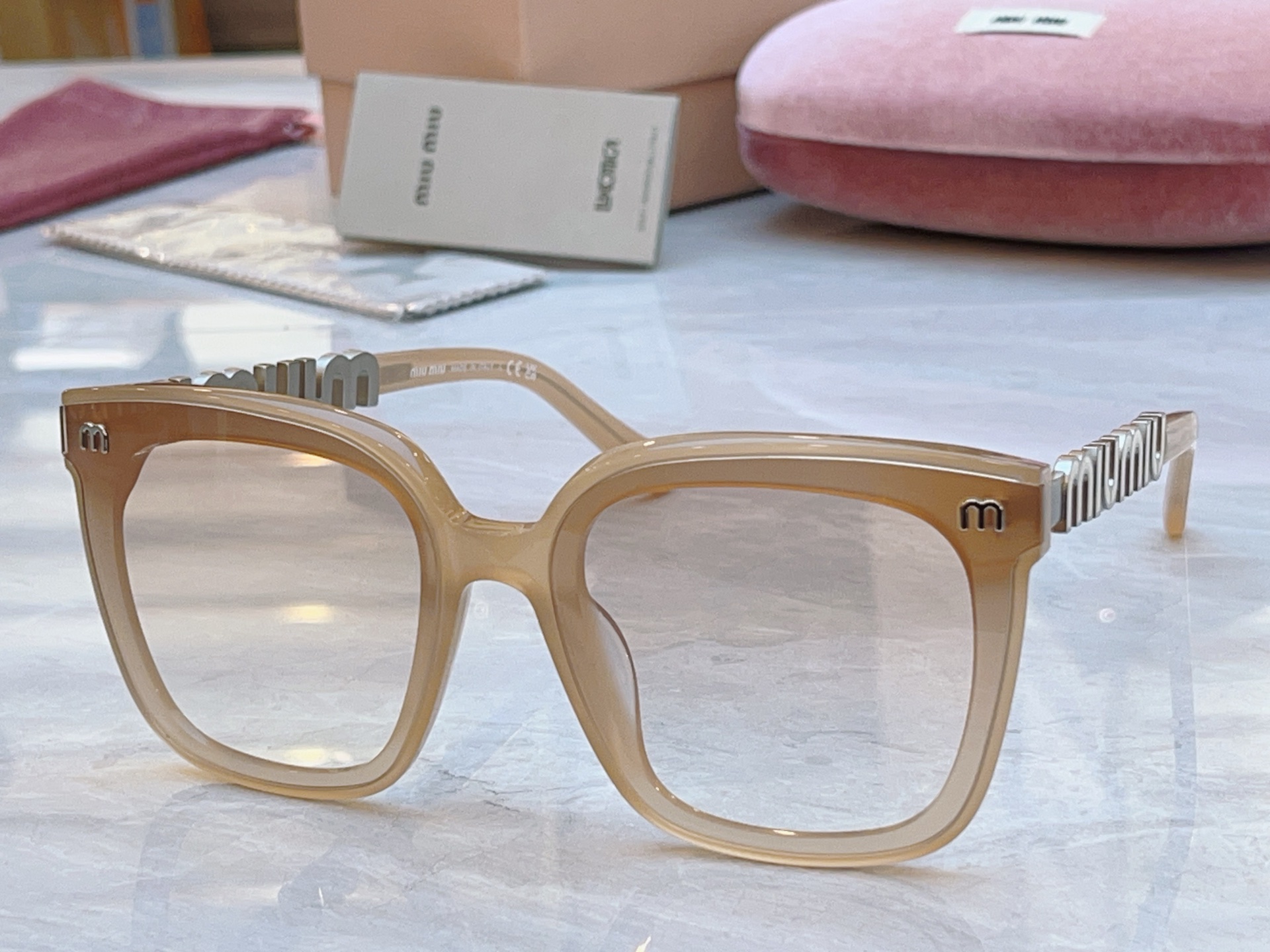 ，【MIUMI*】缪*缪新款太阳镜，Mod: SMU 086Z，SIZE:53口24-135