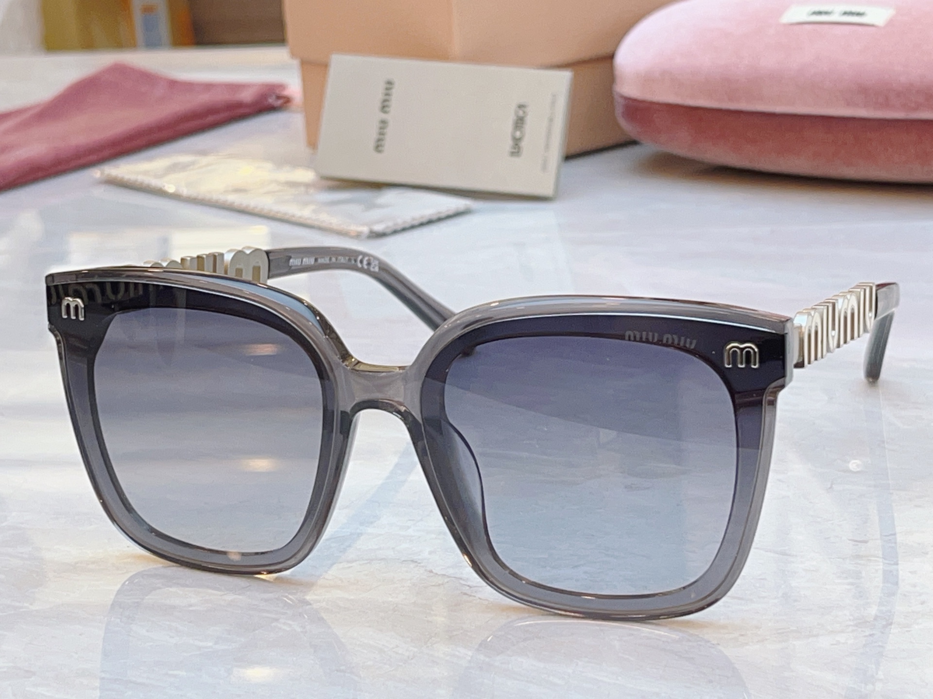 ，【MIUMI*】缪*缪新款太阳镜，Mod: SMU 086Z，SIZE:53口24-135