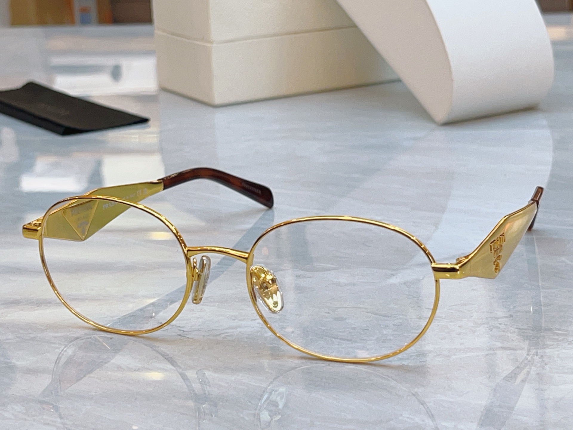 ，【PRAD*】普拉*达新款太阳镜🕶️，MODEL：PR D53VD，SIZE：54口19-140