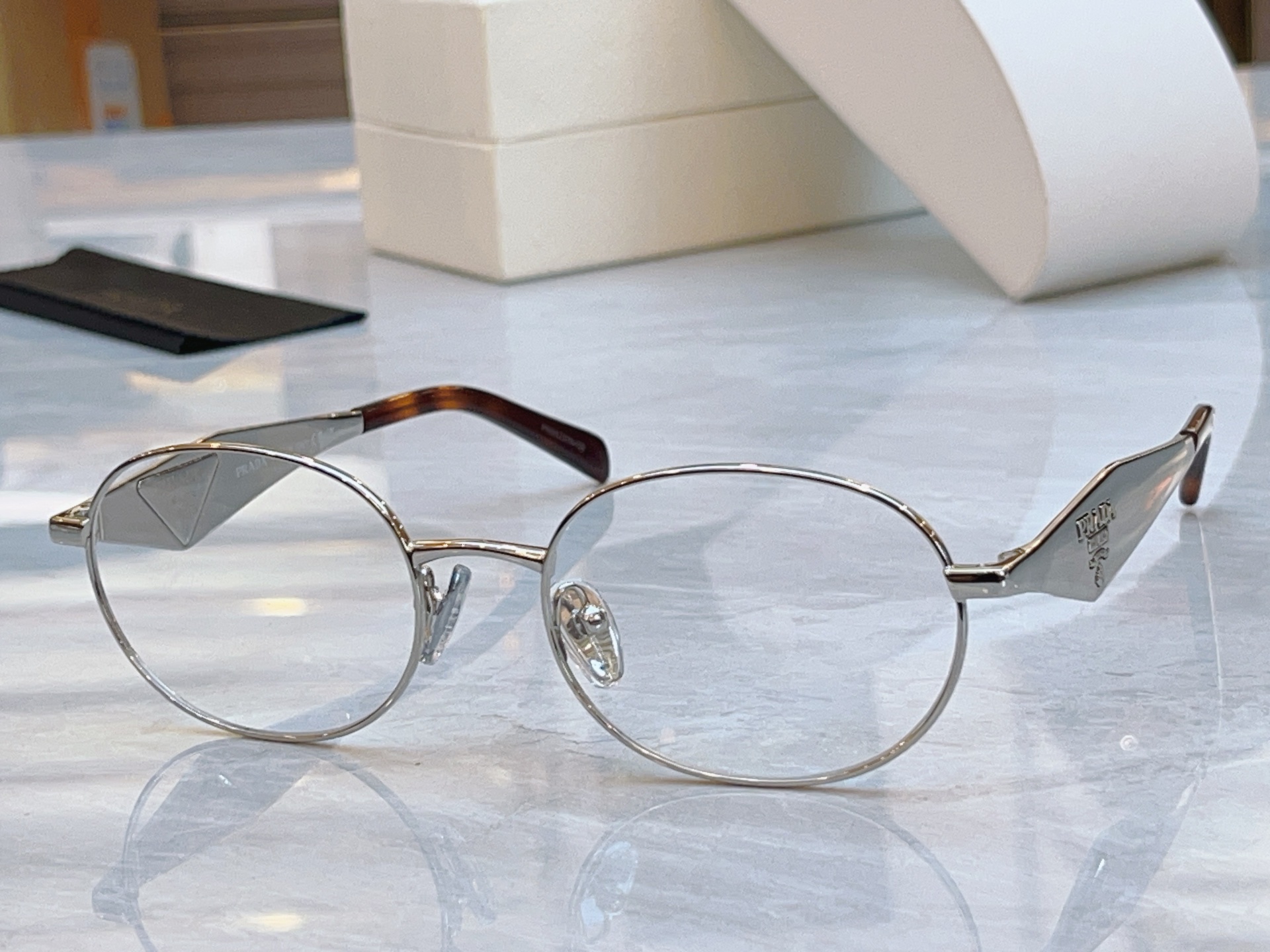，【PRAD*】普拉*达新款太阳镜🕶️，MODEL：PR D53VD，SIZE：54口19-140