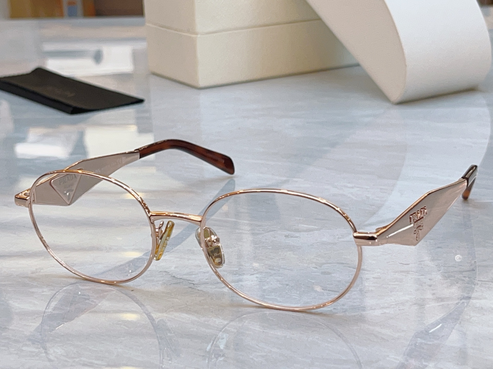 ，【PRAD*】普拉*达新款太阳镜🕶️，MODEL：PR D53VD，SIZE：54口19-140