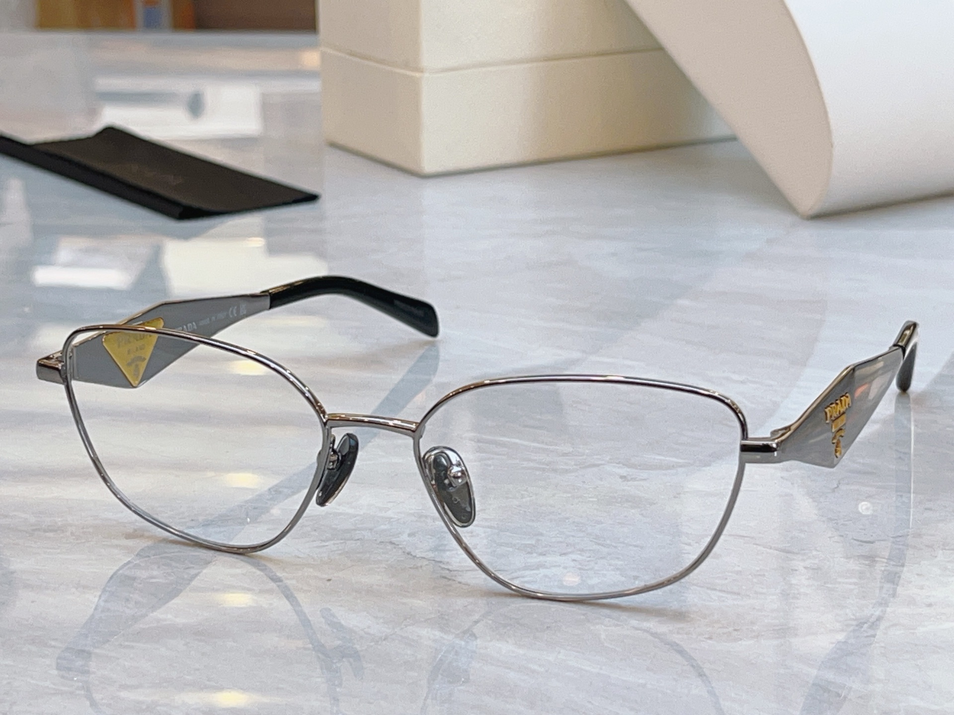 ，【PRAD*】普拉*达新款太阳镜🕶️，MODEL：PR D52VD，SIZE：54口17-140