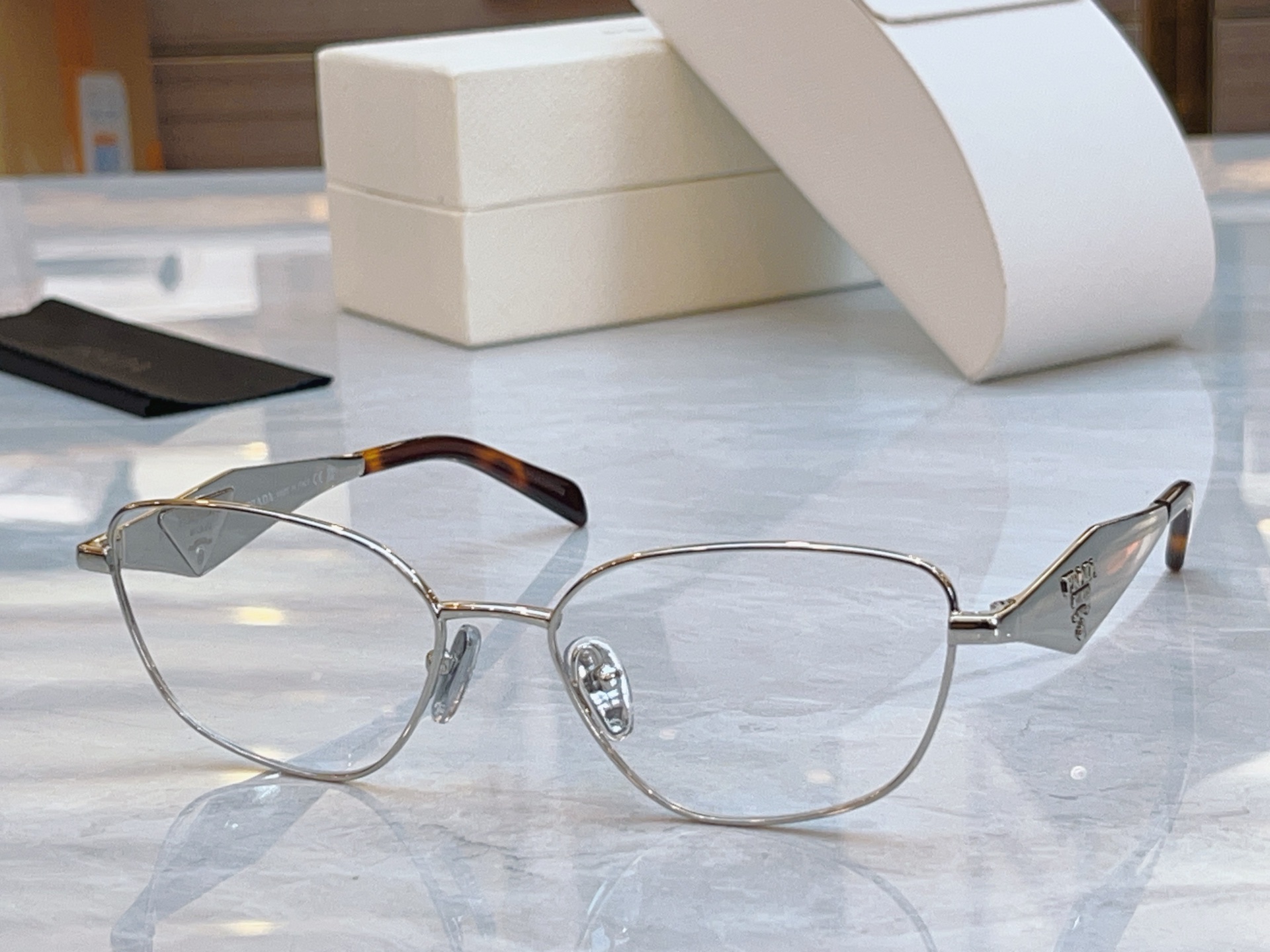 ，【PRAD*】普拉*达新款太阳镜🕶️，MODEL：PR D52VD，SIZE：54口17-140