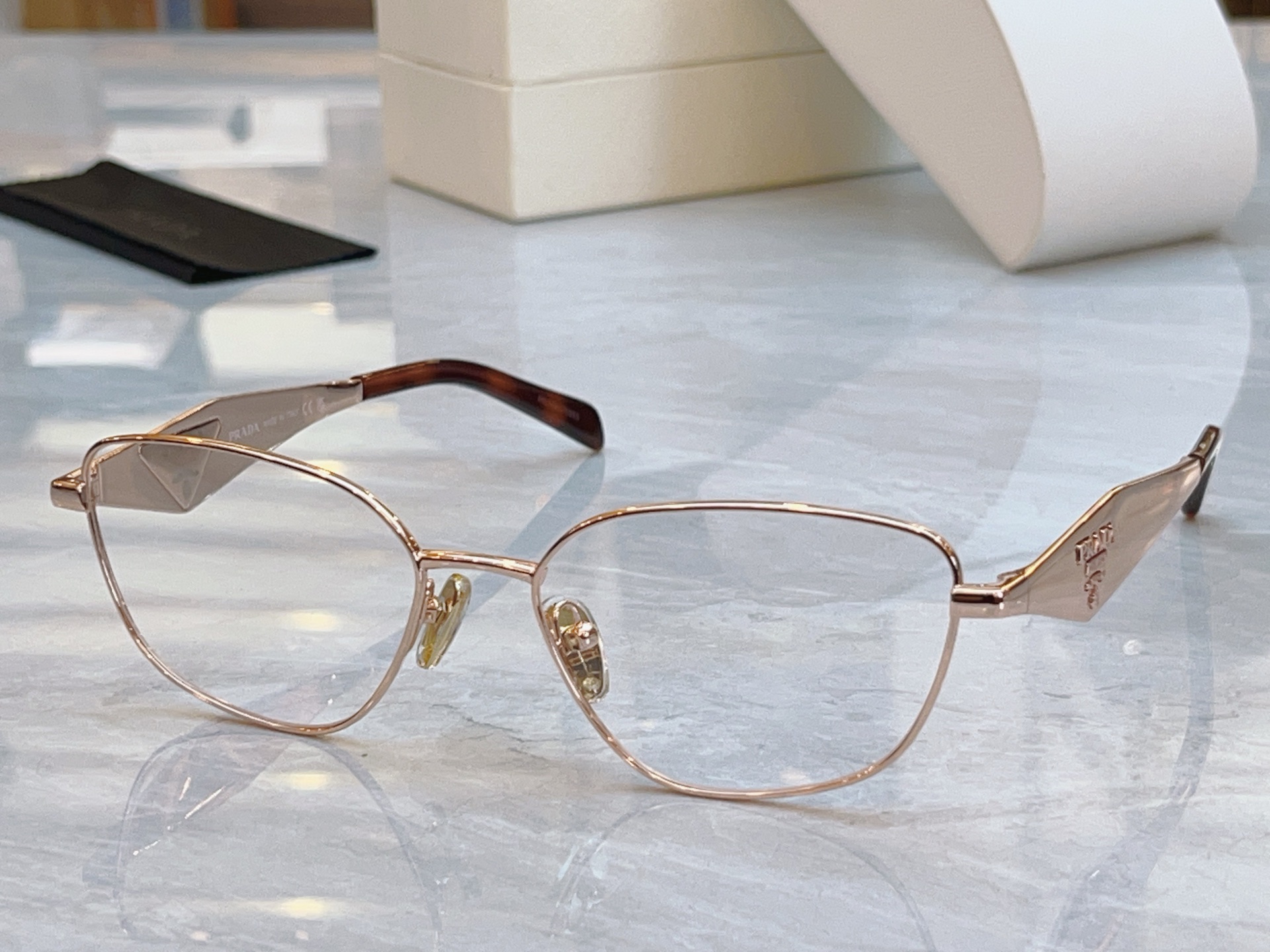 ，【PRAD*】普拉*达新款太阳镜🕶️，MODEL：PR D52VD，SIZE：54口17-140