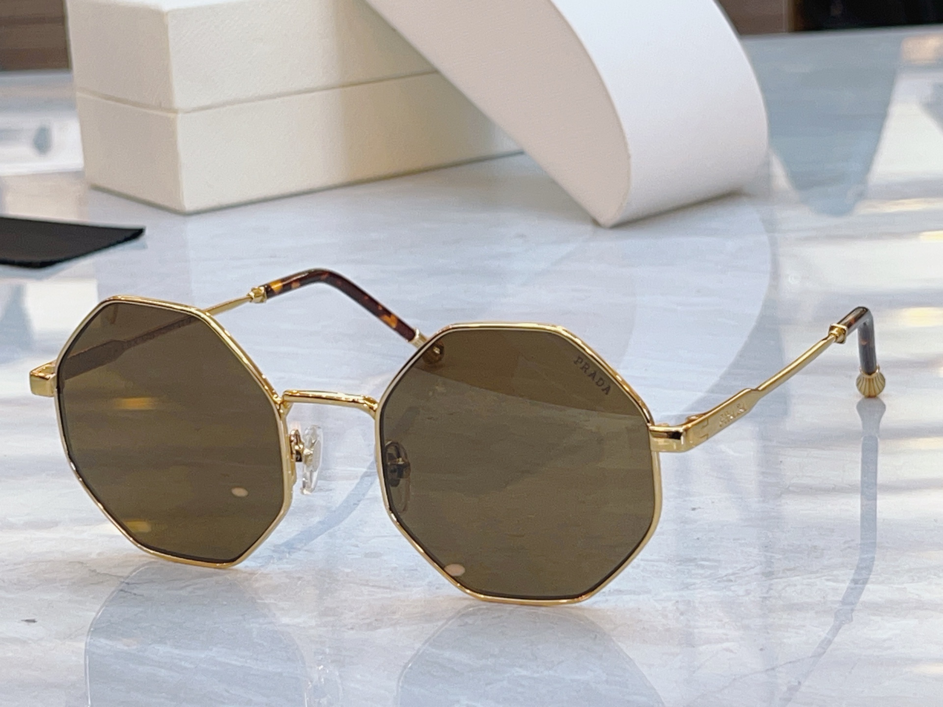 ，【PRAD*】普拉*达新款太阳镜🕶️，MODEL：OPR33F，SIZE：52口20-145