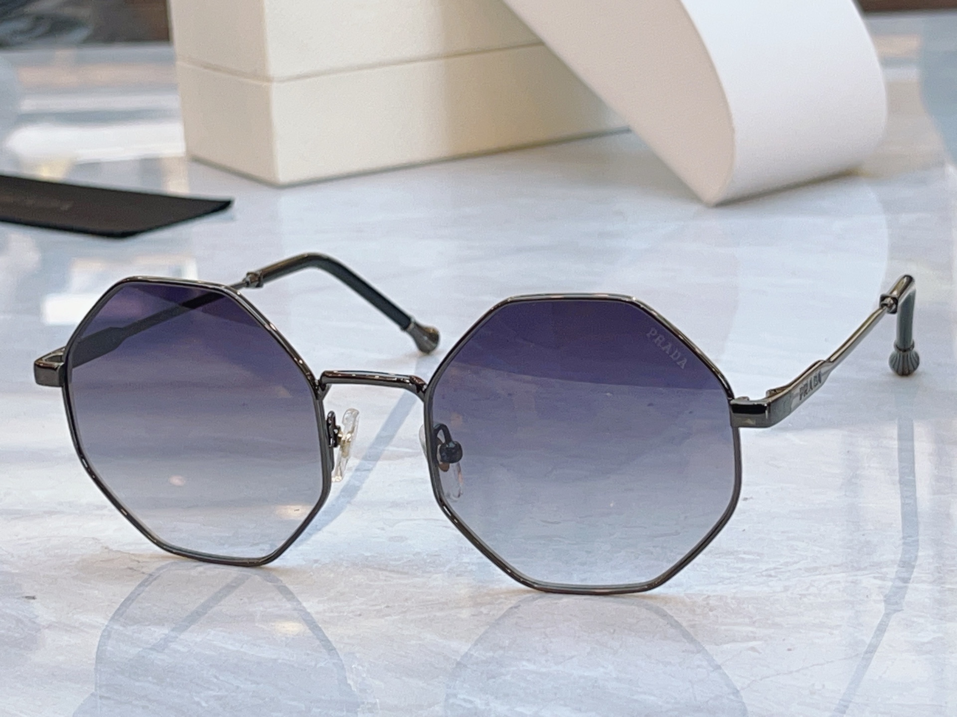 ，【PRAD*】普拉*达新款太阳镜🕶️，MODEL：OPR33F，SIZE：52口20-145