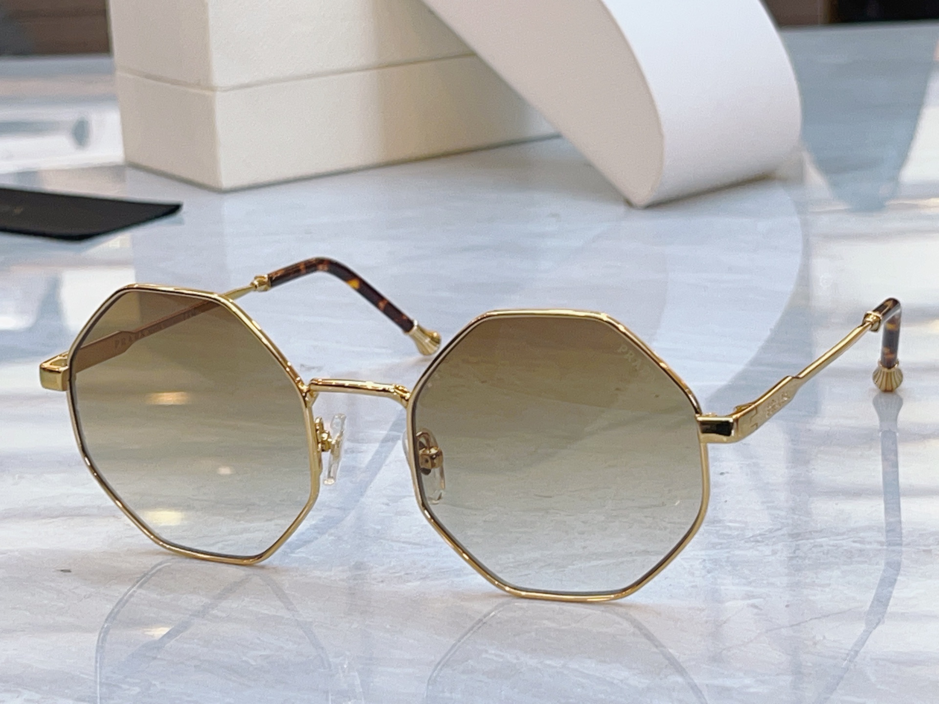 ，【PRAD*】普拉*达新款太阳镜🕶️，MODEL：OPR33F，SIZE：52口20-145