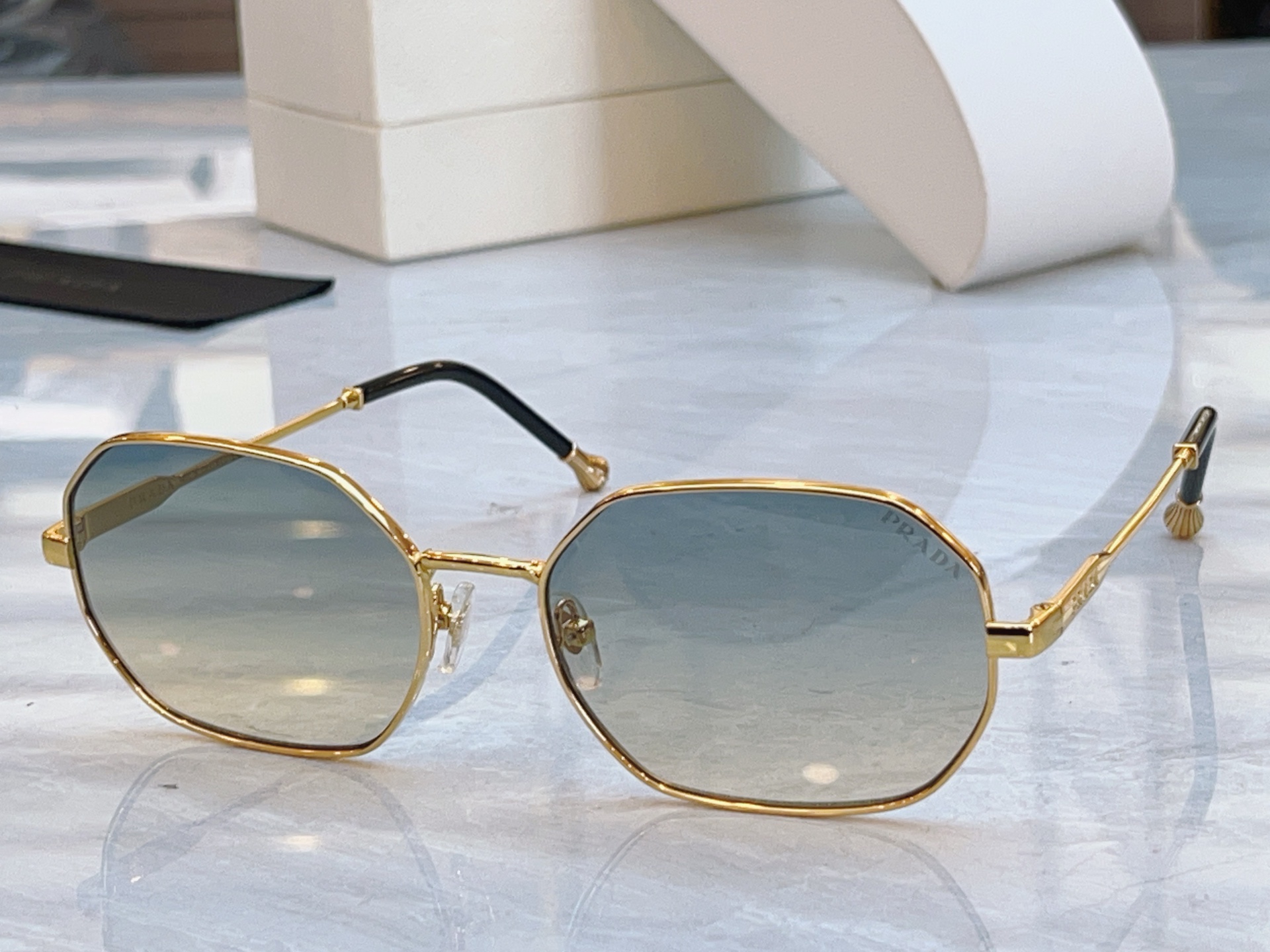 ，【PRAD*】普拉*达新款太阳镜🕶️，MODEL：OPR35F，SIZE：59口18-145