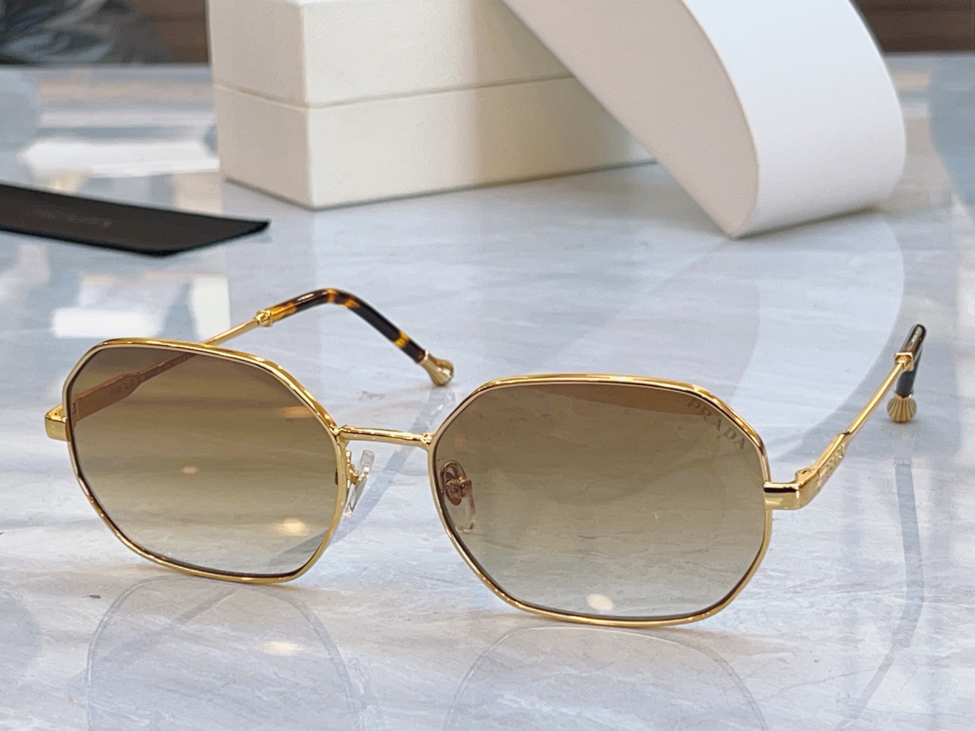 ，【PRAD*】普拉*达新款太阳镜🕶️，MODEL：OPR35F，SIZE：59口18-145