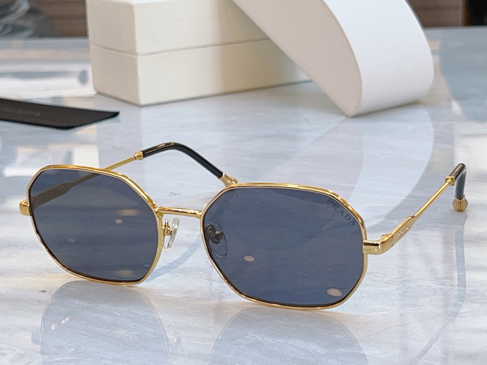 ，【PRAD*】普拉*达新款太阳镜🕶️，MODEL：OPR35F，SIZE：59口18-145