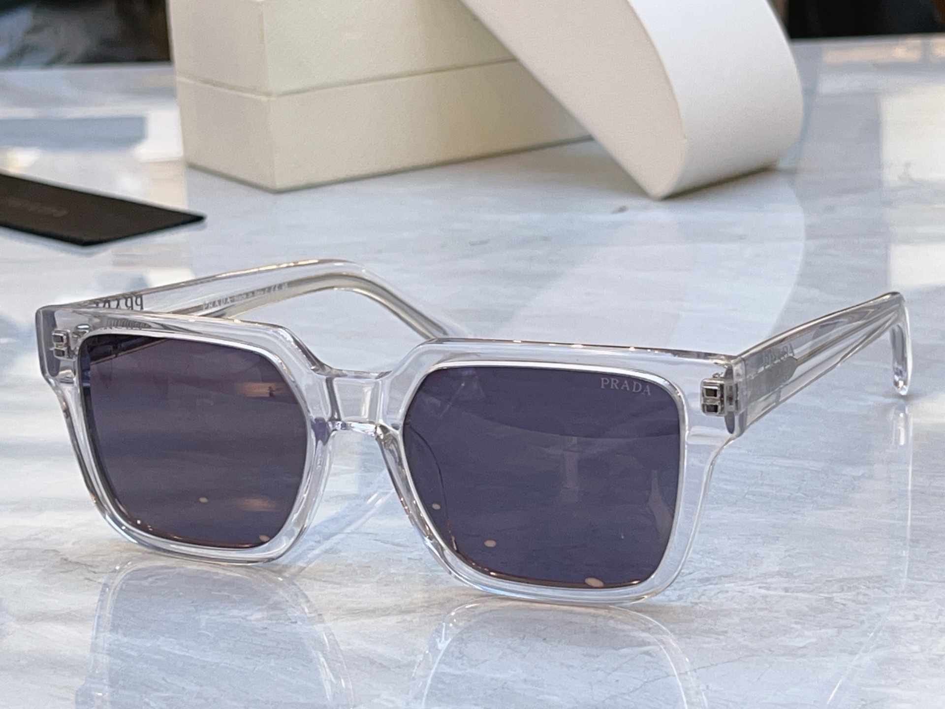 ，【PRAD*】普拉*达新款太阳镜🕶️，MODEL：PR 03ZS，SIZE：54口19-140