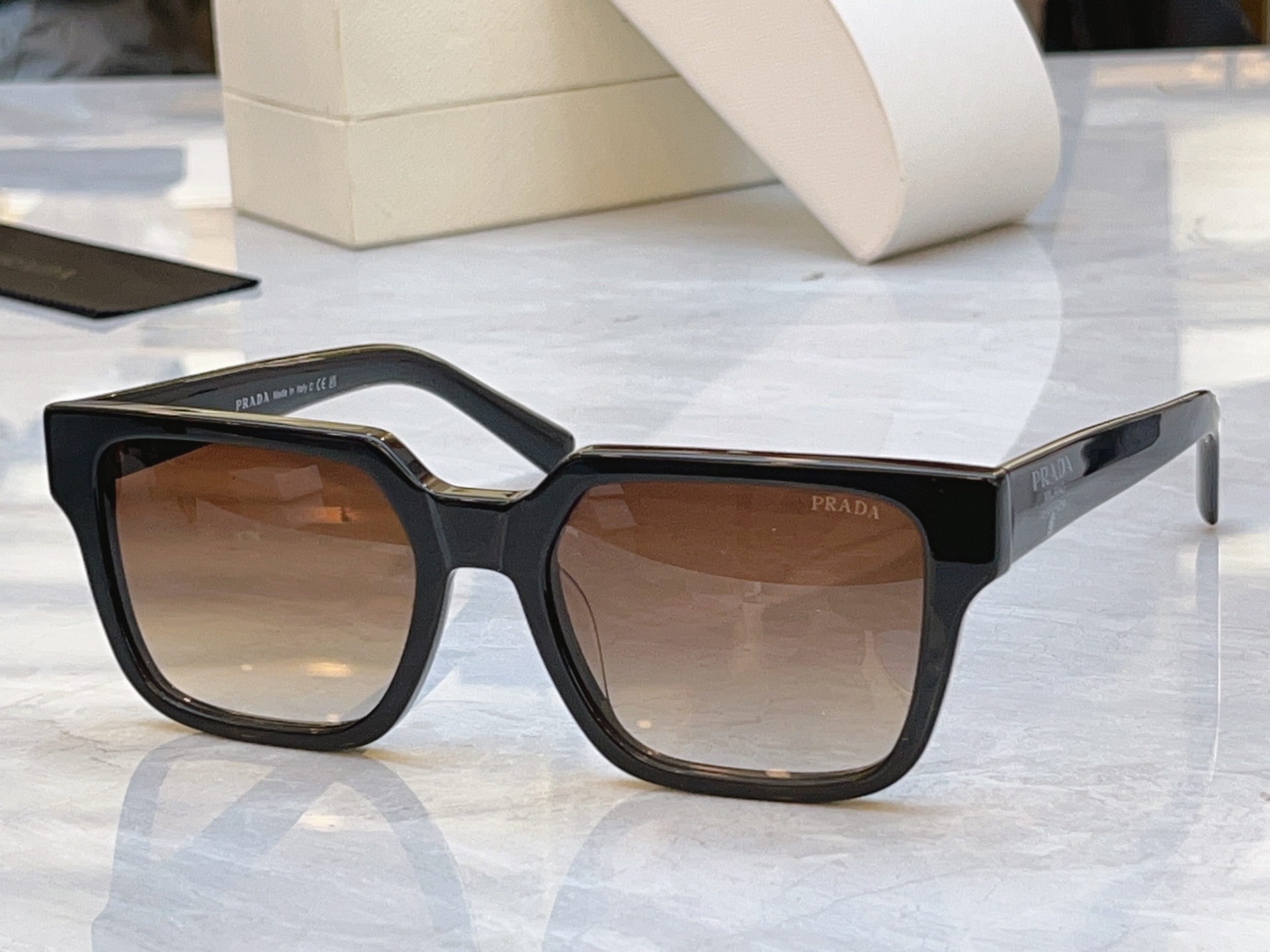 ，【PRAD*】普拉*达新款太阳镜🕶️，MODEL：PR 03ZS，SIZE：54口19-140