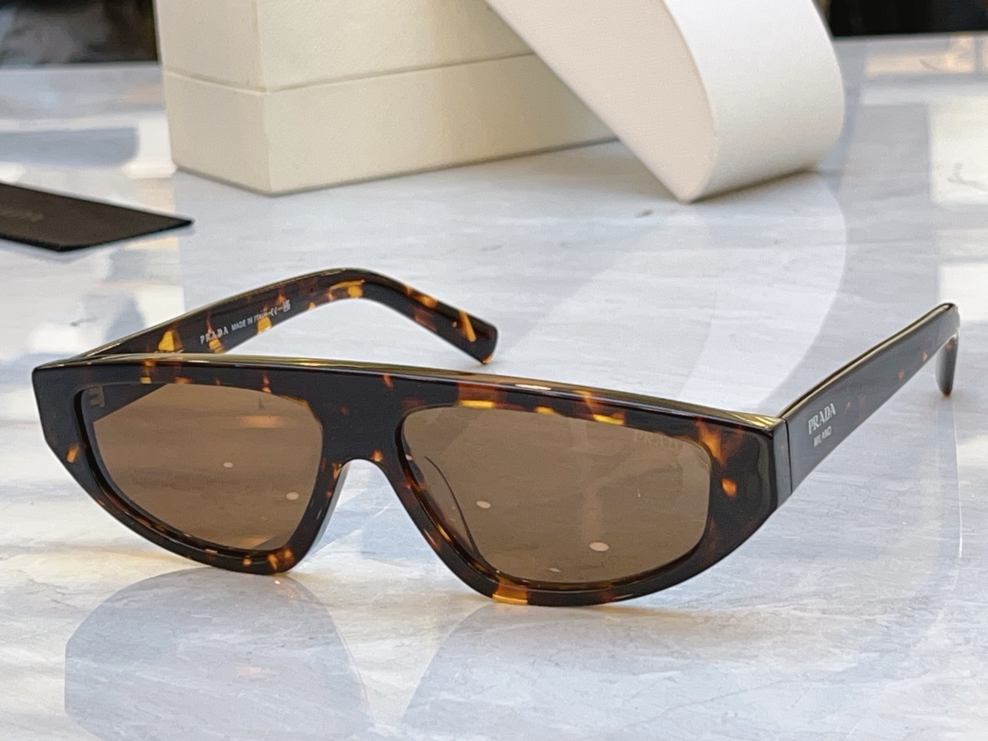 ，【PRAD*】普拉*达新款太阳镜🕶️，MODEL：PR C02S，SIZE：57口13-140