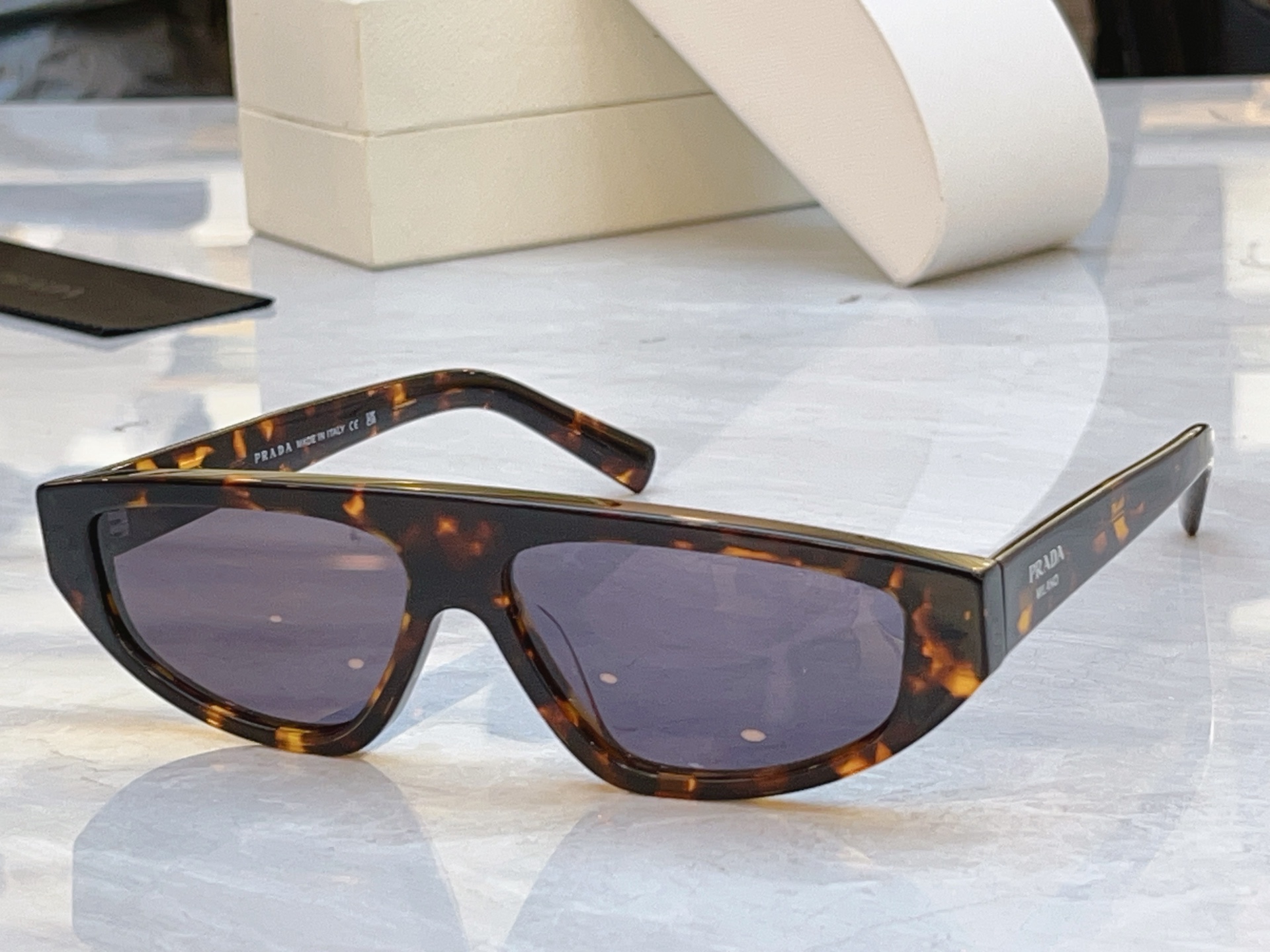 ，【PRAD*】普拉*达新款太阳镜🕶️，MODEL：PR C02S，SIZE：57口13-140