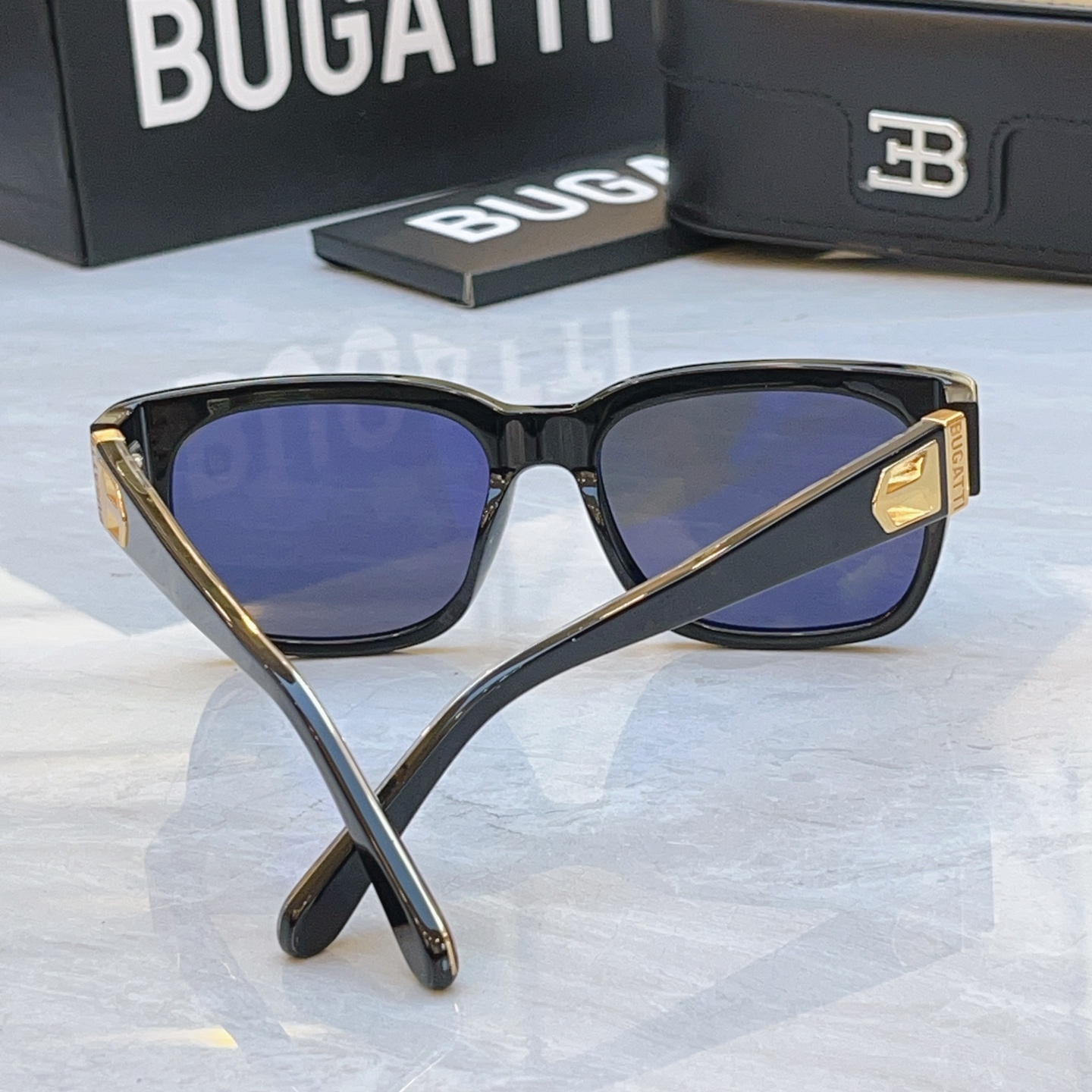 配送盒子，【BUGATT*】布加*迪新款太阳镜，MODEL：BLU，SIZE：56口18-147
