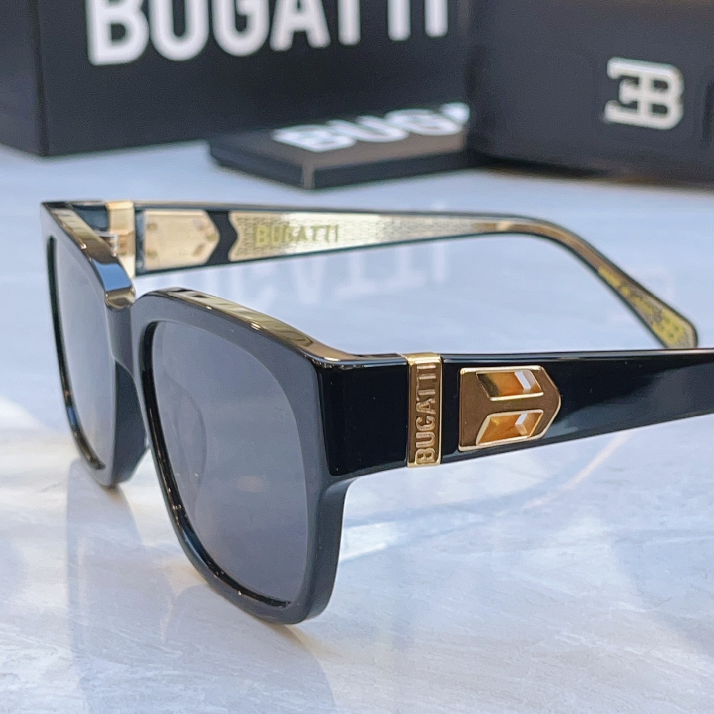 配送盒子，【BUGATT*】布加*迪新款太阳镜，MODEL：BLU，SIZE：56口18-147