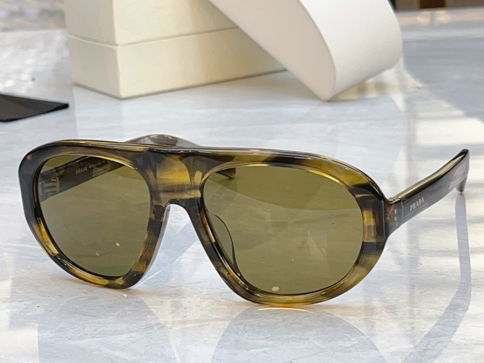 ，【PRAD*】普拉*达新款太阳镜🕶️，MODEL：PR C05，SIZE：57口18-135