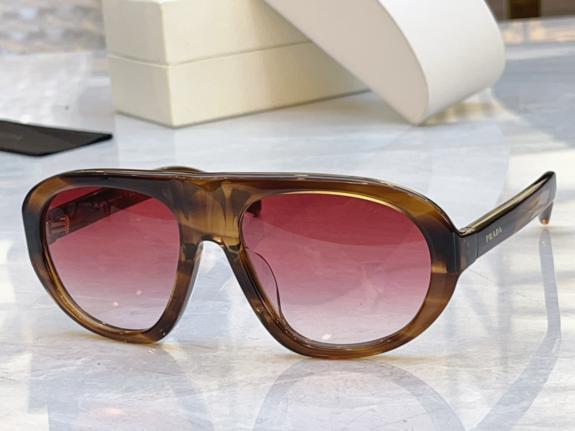 ，【PRAD*】普拉*达新款太阳镜🕶️，MODEL：PR C05，SIZE：57口18-135