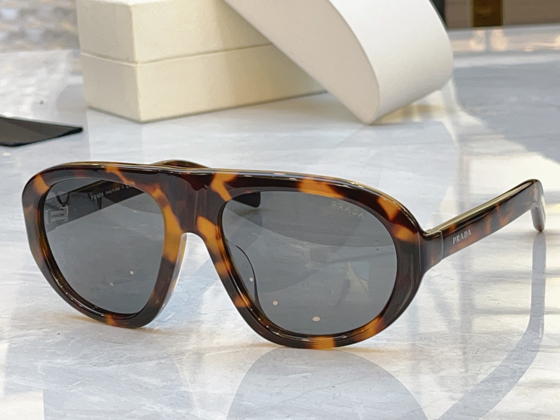 ，【PRAD*】普拉*达新款太阳镜🕶️，MODEL：PR C05，SIZE：57口18-135