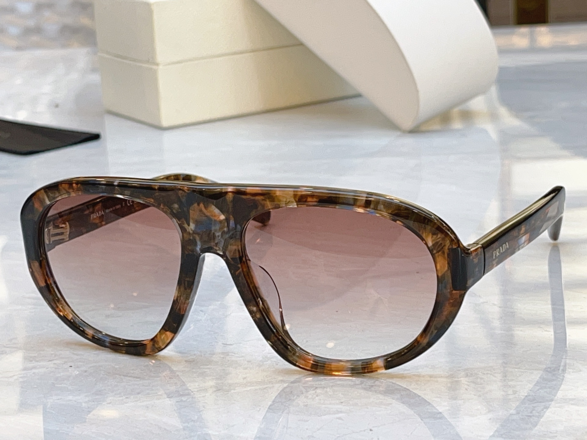 ，【PRAD*】普拉*达新款太阳镜🕶️，MODEL：PR C05，SIZE：57口18-135