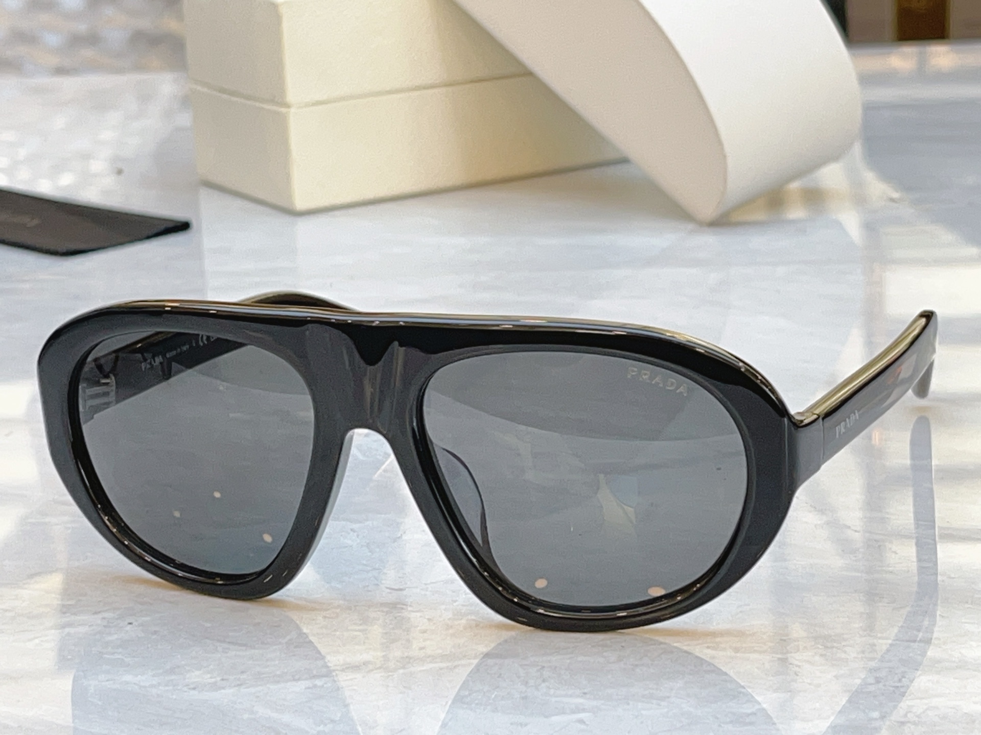 ，【PRAD*】普拉*达新款太阳镜🕶️，MODEL：PR C05，SIZE：57口18-135