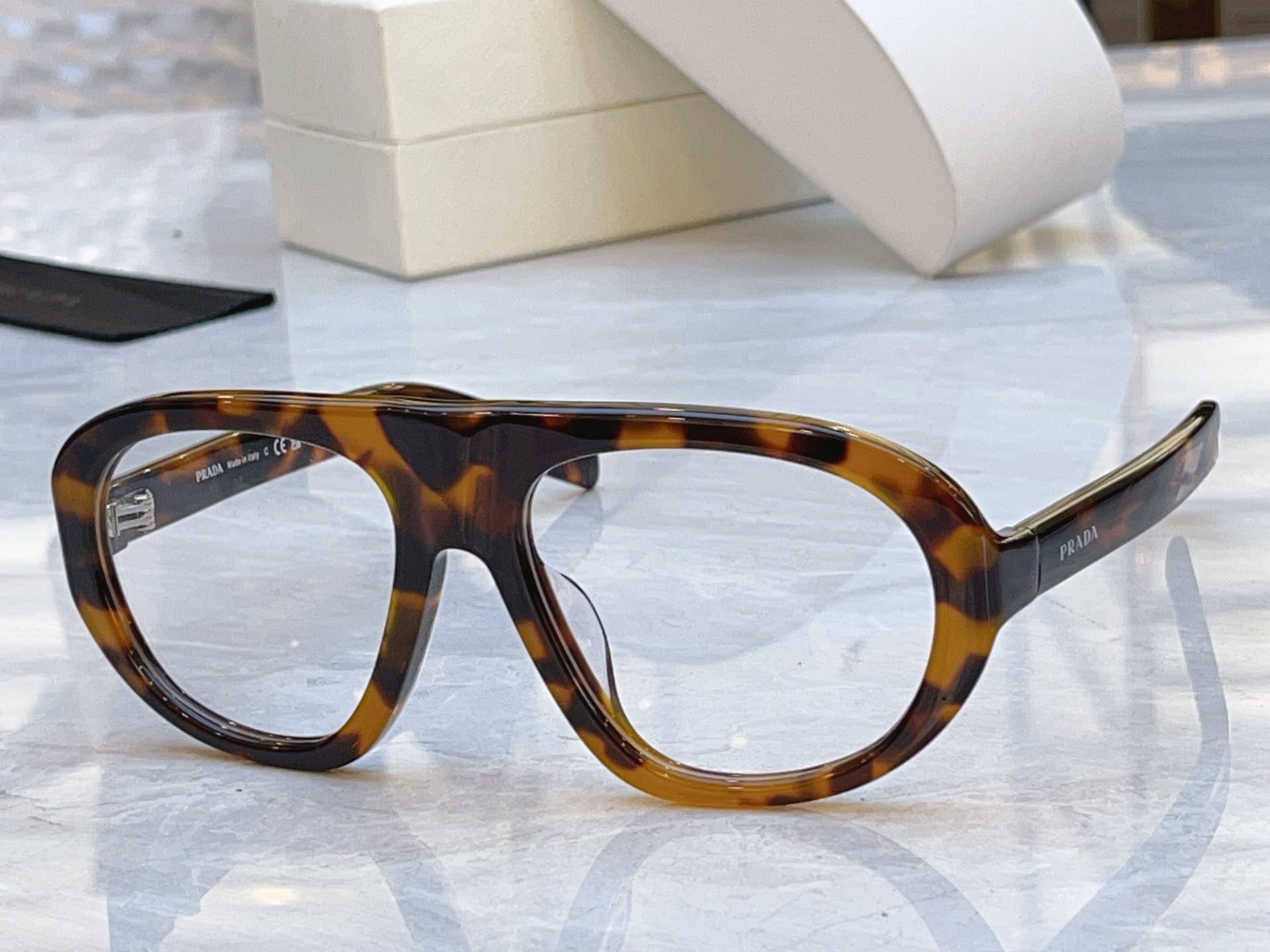 ，【PRAD*】普拉*达新款太阳镜🕶️，MODEL：PR C05，SIZE：57口18-135