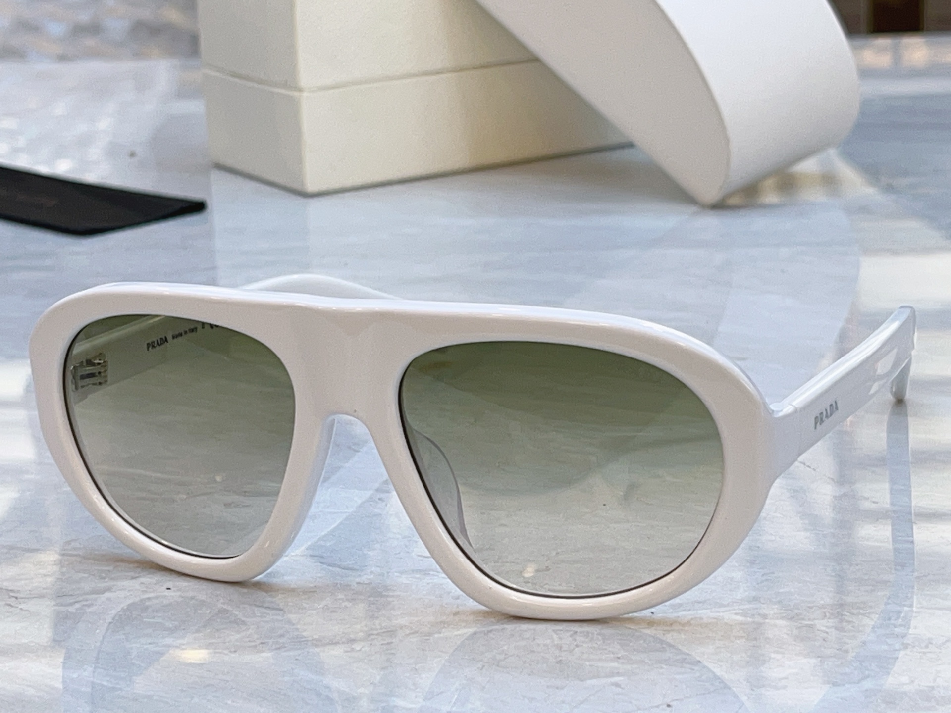 ，【PRAD*】普拉*达新款太阳镜🕶️，MODEL：PR C05，SIZE：57口18-135