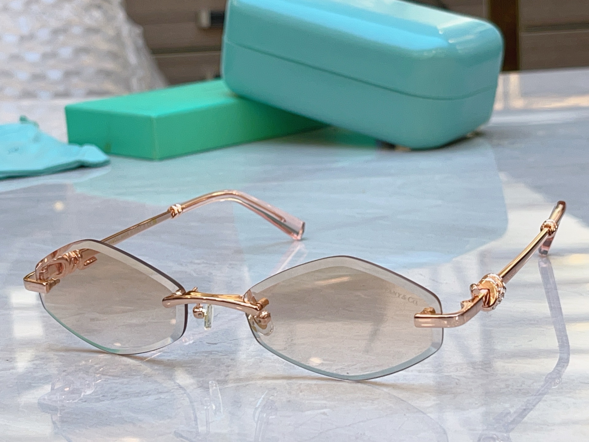 ，【Tiffany & Co.】蒂芙*尼新款太阳镜，Mod：TF2021L，Size：57口19-145