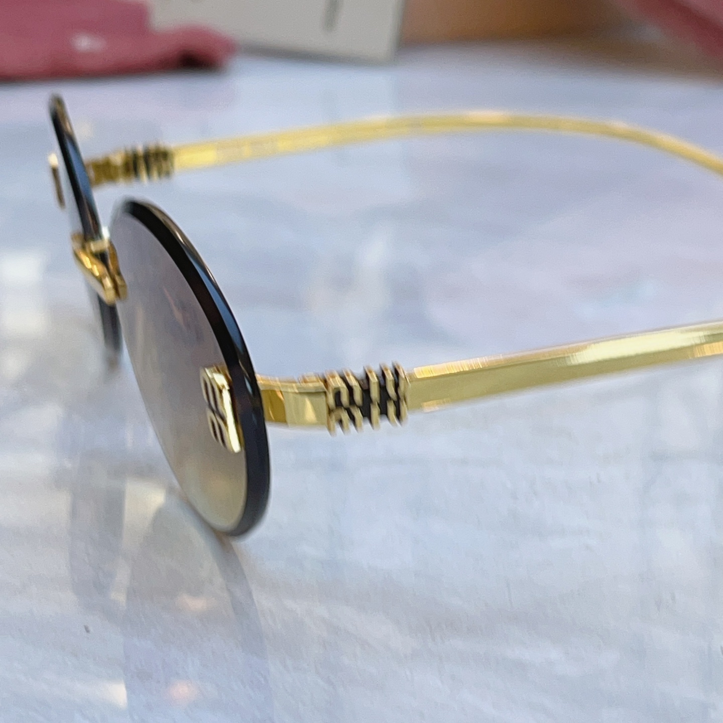，【MIUMI*】缪*缪新款太阳镜，Mod: MU 1808L，SIZE:61口18-145