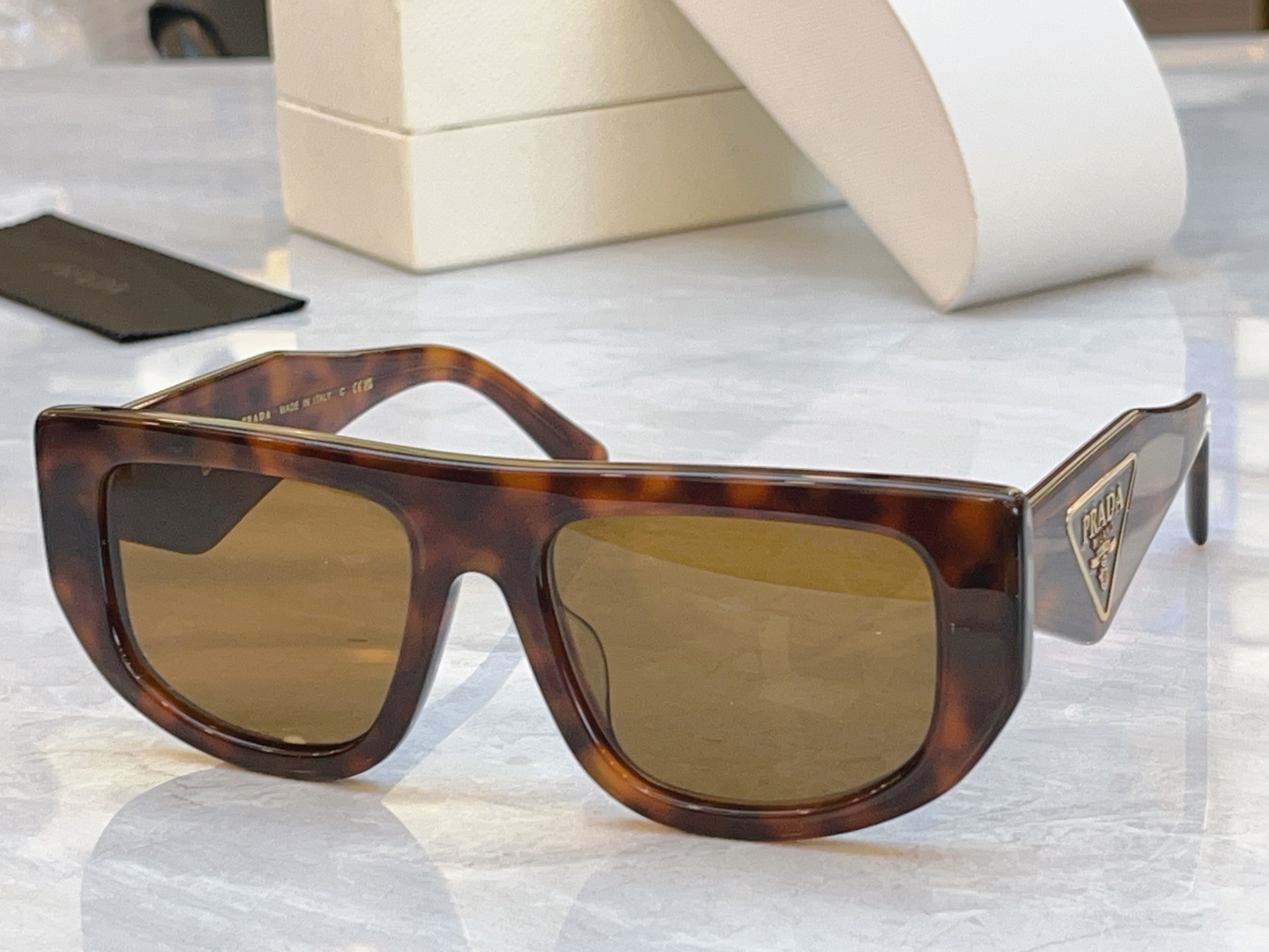 ，【PRAD*】普拉*达新款太阳镜🕶️，MODEL：PR 2199S，SIZE：54口19-145