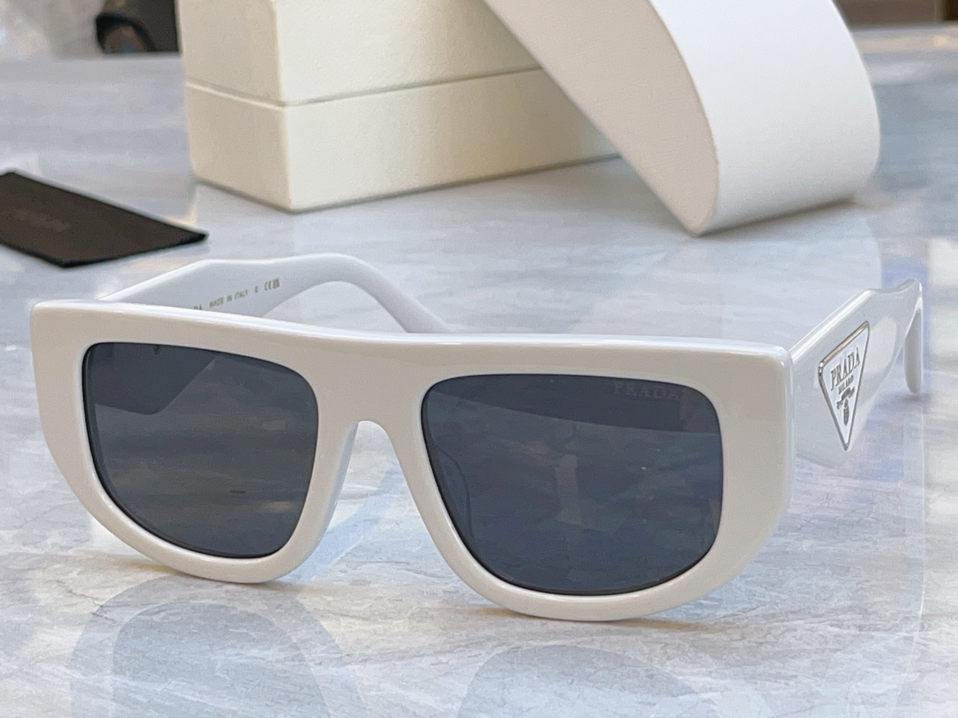 ，【PRAD*】普拉*达新款太阳镜🕶️，MODEL：PR 2199S，SIZE：54口19-145