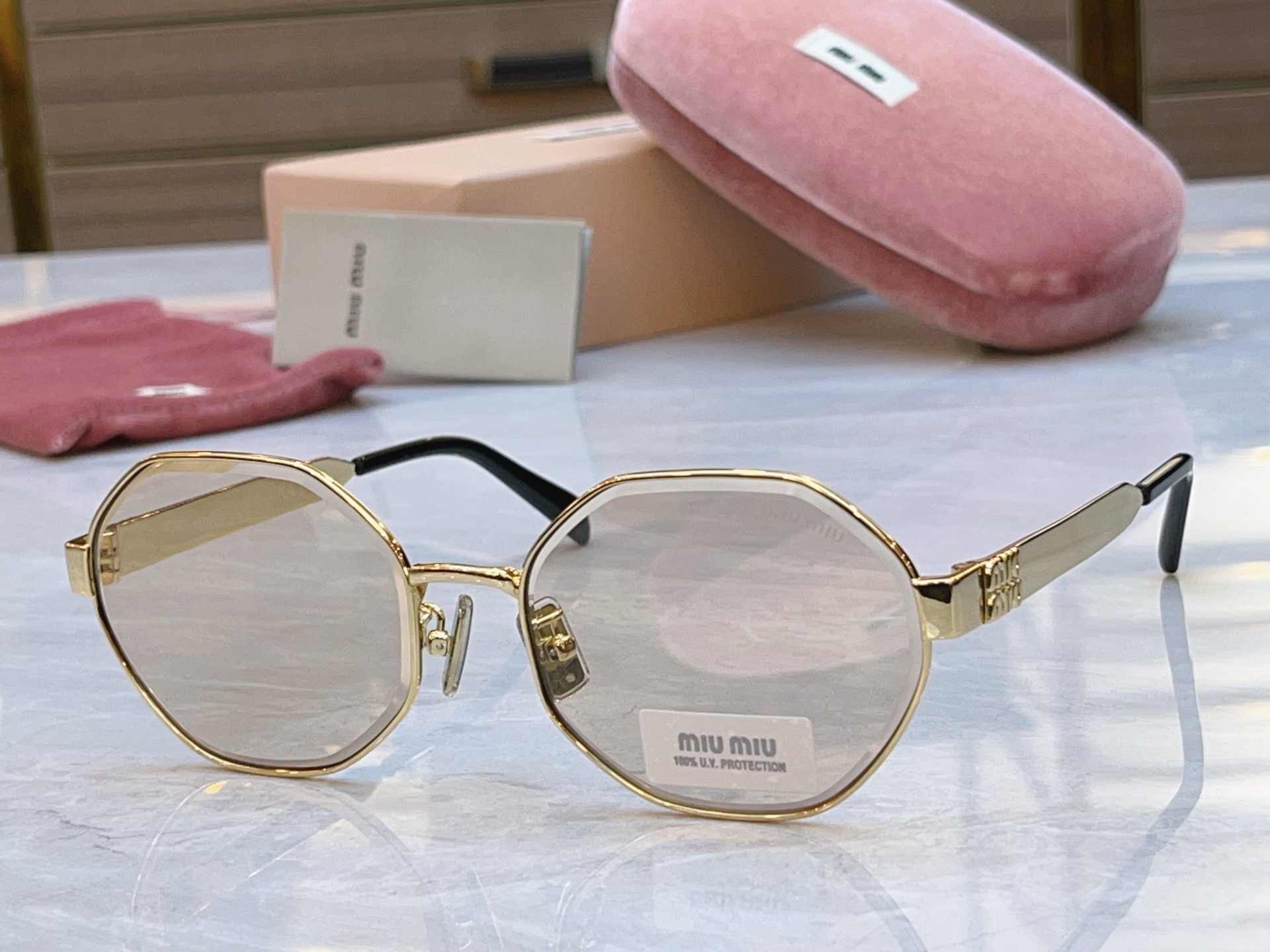 ，【MIUMI*】缪*缪新款太阳镜，Mod:SMUB57S，SIZE:58口19-140