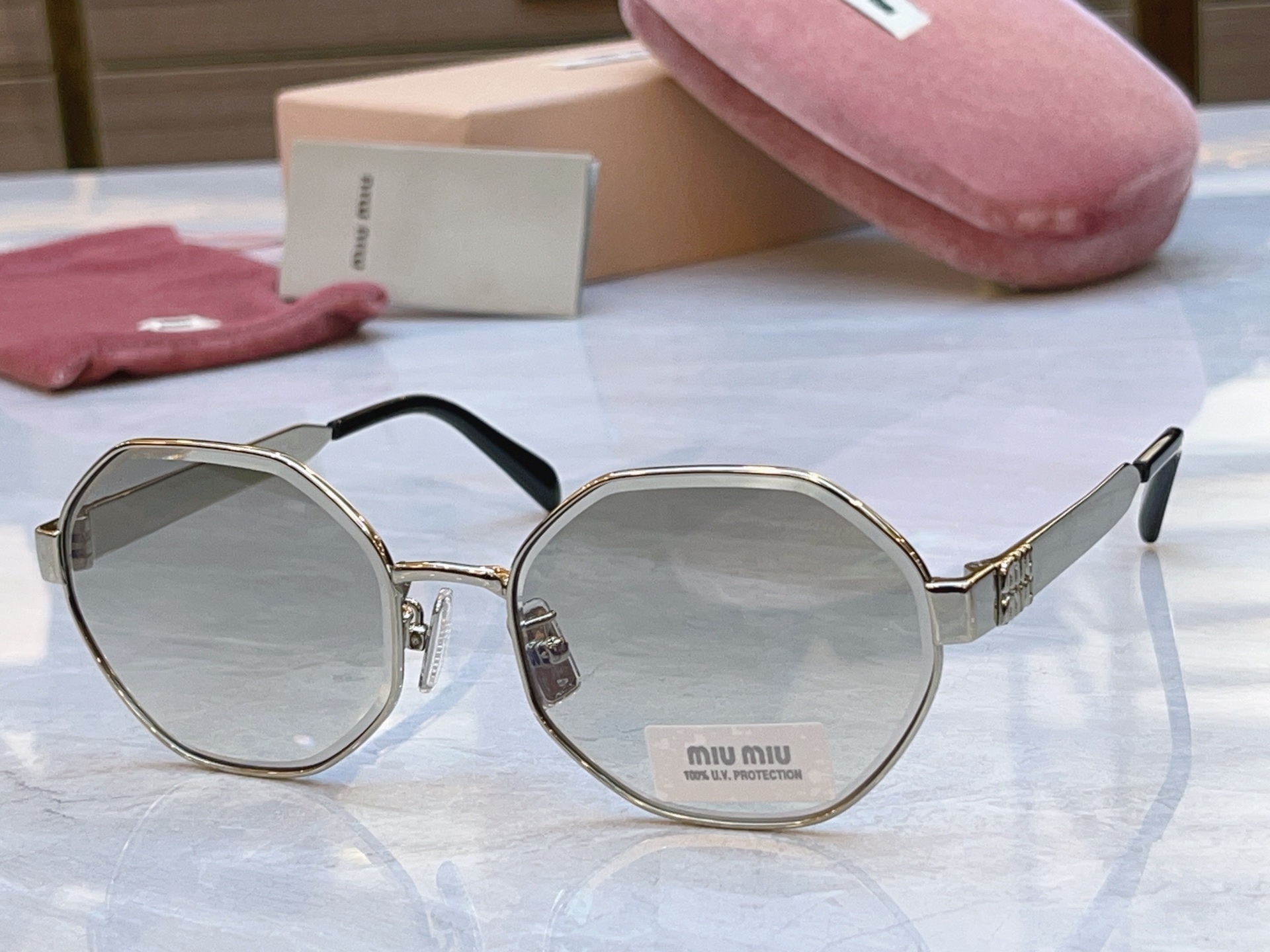 ，【MIUMI*】缪*缪新款太阳镜，Mod:SMUB57S，SIZE:58口19-140