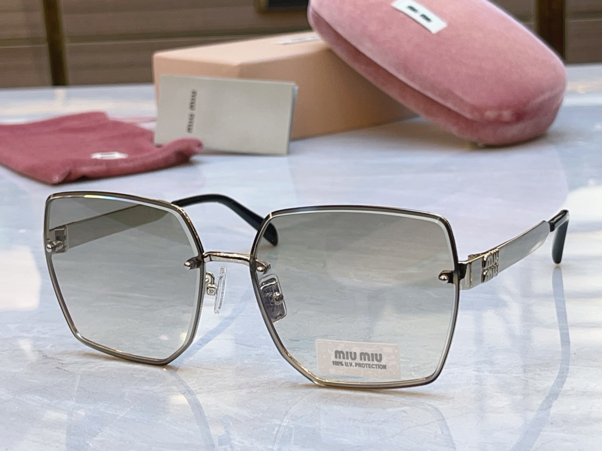 ，【MIUMI*】缪*缪新款太阳镜，Mod:SMUB56S，SIZE:62口16-140