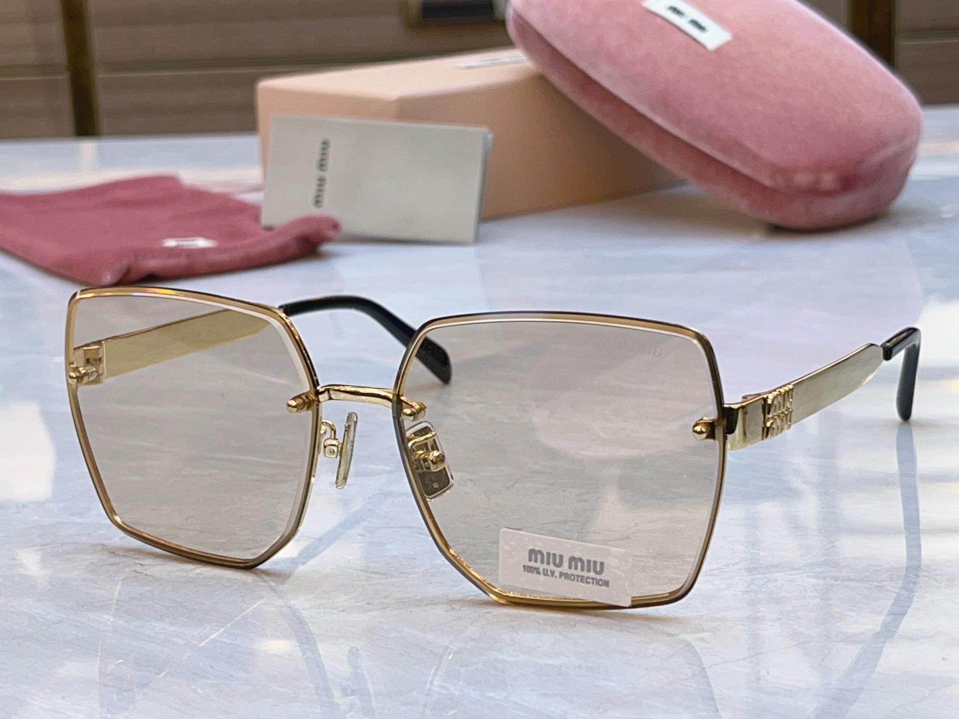 ，【MIUMI*】缪*缪新款太阳镜，Mod:SMUB56S，SIZE:62口16-140